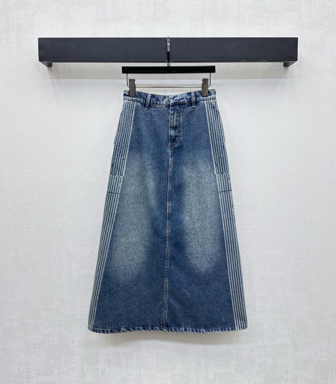 NO:536436,Dio*2025 new product launches on the shelves of laser webbing denim skirt custom YB imported twill cotton denim material soft, comfortable and breathable, repeated enzyme washing process presents uniform texture, high waist double-in pocket style design embellishes waist side leather logo decoration, adding layered look, external laser process treatment presents letter webbing logo decoration, highlighting brand tone, surface auxiliary material development, high waist straight skirt tailoring, can be matched with the same series of jackets, complete sets of wear loose and fashionable, straight tube style embraces the leg shape while wearing a full high street casual style, casual use of vacation dates, high version 2 colors,,dior, skirts, jackets & coats,alexander wang19860909Dio*2025新品上架激光织带牛仔半裙定制YB进口斜纹棉牛仔材质 柔软舒适透气 反复酵素水洗工艺处理呈现出均匀纹理 高腰双插兜版型设计点缀后腰侧皮标装饰 增添造型层次感 外侧激光工艺处理呈现字母织带徽标装饰 彰显品牌调性 面辅料开发 高腰直筒半裙剪裁 可搭配同系列外套 成套穿搭松弛时髦 直筒版型包容修饰腿型的同时 穿出满满的高街休闲风 度假约会随意驾驭 高版本2色,,dior,skirts,jackets & coats,alexander wang,Women's clothing