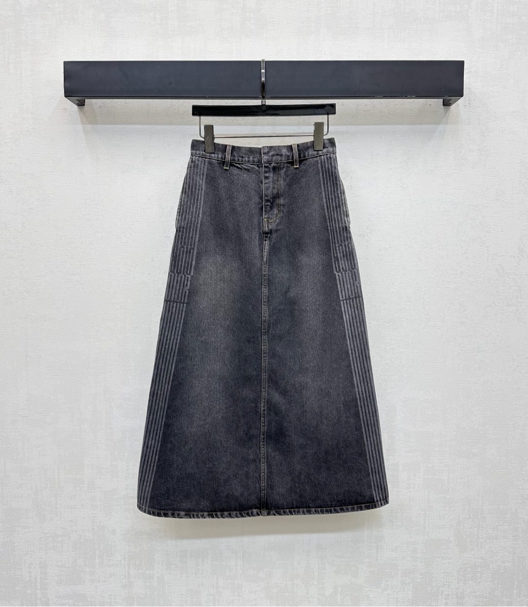 NO:536429,Dio*2025 new product launches on the shelves of laser webbing denim skirt custom YB imported twill cotton denim material soft, comfortable and breathable, repeated enzyme washing process presents uniform texture, high waist double-in pocket style design embellishes waist side leather logo decoration, adding layered look, external laser process treatment presents letter webbing logo decoration, highlighting brand tone, surface auxiliary material development, high waist straight skirt tailoring, can be matched with the same series of jackets, complete sets of wear loose and fashionable, straight tube style embraces the leg shape while wearing a full high street casual style, casual use of vacation dates, high version 2 colors,,dior, skirts, jackets & coats,alexander wang19860909Dio*2025新品上架激光织带牛仔半裙定制YB进口斜纹棉牛仔材质 柔软舒适透气 反复酵素水洗工艺处理呈现出均匀纹理 高腰双插兜版型设计点缀后腰侧皮标装饰 增添造型层次感 外侧激光工艺处理呈现字母织带徽标装饰 彰显品牌调性 面辅料开发 高腰直筒半裙剪裁 可搭配同系列外套 成套穿搭松弛时髦 直筒版型包容修饰腿型的同时 穿出满满的高街休闲风 度假约会随意驾驭 高版本2色,,dior,skirts,jackets & coats,alexander wang,Women's clothing