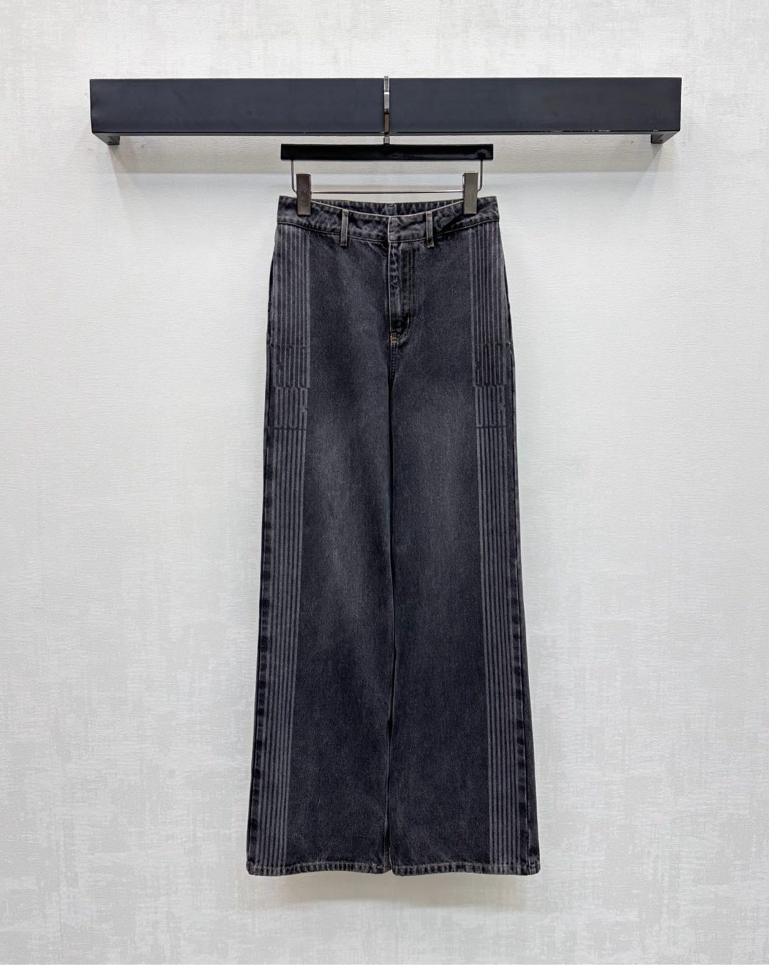 NO:536450,Dio*2025 new product launches on the shelves of laser webbing jeans custom YB imported twill cotton denim material soft, comfortable and breathable, repeated enzyme washing process presents uniform texture, high waist double-in pocket style design embellishes waist side leather logo decoration, adding layered look, external laser process treatment presents letter webbing logo decoration, highlighting brand tone, surface auxiliary material development, high waist straight trousers tailored, can be matched with the same series of jackets, complete sets of wear loose and fashionable, straight fittings are inclusive and modifying the legs while wearing a full high street casual style, casually control holiday dates, high version 2 colors,,dior,jeans,jackets & coats,alexander wang19860909Dio*2025新品上架激光织带牛仔裤定制YB进口斜纹棉牛仔材质 柔软舒适透气 反复酵素水洗工艺处理呈现出均匀纹理 高腰双插兜版型设计点缀后腰侧皮标装饰 增添造型层次感 外侧激光工艺处理呈现字母织带徽标装饰 彰显品牌调性 面辅料开发 高腰直筒长裤剪裁 可搭配同系列外套 成套穿搭松弛时髦 直筒版型包容修饰腿型的同时 穿出满满的高街休闲风 度假约会随意驾驭 高版本2色,,dior,jeans,jackets & coats,alexander wang,Women's clothing