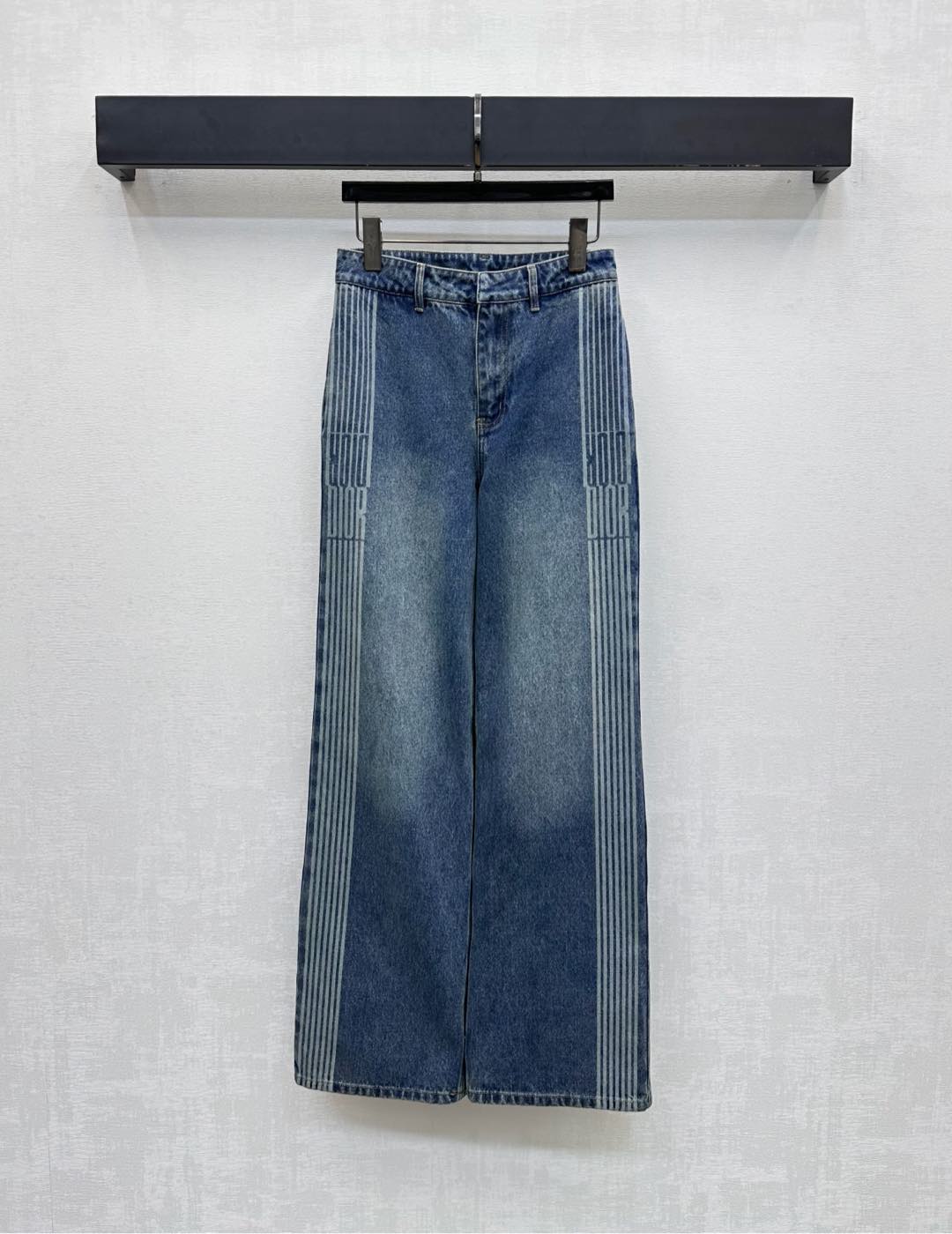 NO:536443,Dio*2025 new product launches on the shelves of laser webbing jeans customized YB imported twill cotton denim material soft, comfortable and breathable, repeated enzyme washing process presents uniform texture, high waist double-in pocket style design embellishes waist side leather logo decoration, adding layered look, external laser process treatment presents letter webbing logo decoration, highlighting brand tone, surface auxiliary material development, high waist straight trousers tailored, can be matched with the same series of jackets, complete sets of wear loose and fashionable, straight fittings are inclusive and modifying the legs while wearing a full high street casual style, casually control holiday dates, high version 2 colors,,dior,jeans,jackets & coats,alexander wang19860909Dio*2025新品上架激光织带牛仔裤定制YB进口斜纹棉牛仔材质 柔软舒适透气 反复酵素水洗工艺处理呈现出均匀纹理 高腰双插兜版型设计点缀后腰侧皮标装饰 增添造型层次感 外侧激光工艺处理呈现字母织带徽标装饰 彰显品牌调性 面辅料开发 高腰直筒长裤剪裁 可搭配同系列外套 成套穿搭松弛时髦 直筒版型包容修饰腿型的同时 穿出满满的高街休闲风 度假约会随意驾驭 高版本2色,,dior,jeans,jackets & coats,alexander wang,Women's clothing