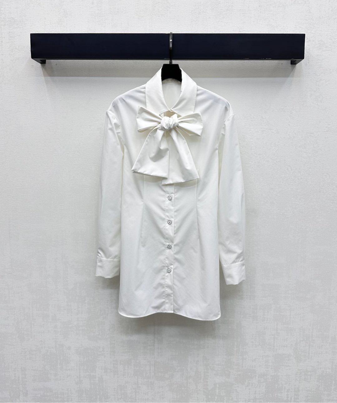 NO:536414,Chane*2025 new product is available for streamer lace-up shirt dress custom YB imported twill cotton material, comfortable and delicate texture, breathable, low-key, versatile and durable, combined with the front collar decoration with bow tie, Corona can be tied more fashionable, adds a sense of styling, The front button is decorated with the iconic rhinestone double C letter logo decoration, echoing the cuffs, highlighting the brand tone, surface auxiliary material development, lapel long-sleeved dress tailoring, daily commuting and date wear simple and advanced, age-reducing style, high-end version 36 38 40,,chanel, skirts, alexander wang19860909Chane*2025新品上架飘带系带衬衣连衣裙定制YB进口斜纹棉材质 质感舒适细腻 透气十足 通体素色低调百搭耐看 配合领前饰以蝴蝶结系带装点 可松可系更显时髦 增添造型层次感 前襟纽扣融入标志性水钻双C字母徽标装饰 呼应袖口 彰显品牌调性 面辅料开发 翻领长袖连衣裙剪裁 日常通勤约会穿搭简约高级 减龄洋气  高版本36 38 40,,chanel,skirts,alexander wang,Women's clothing