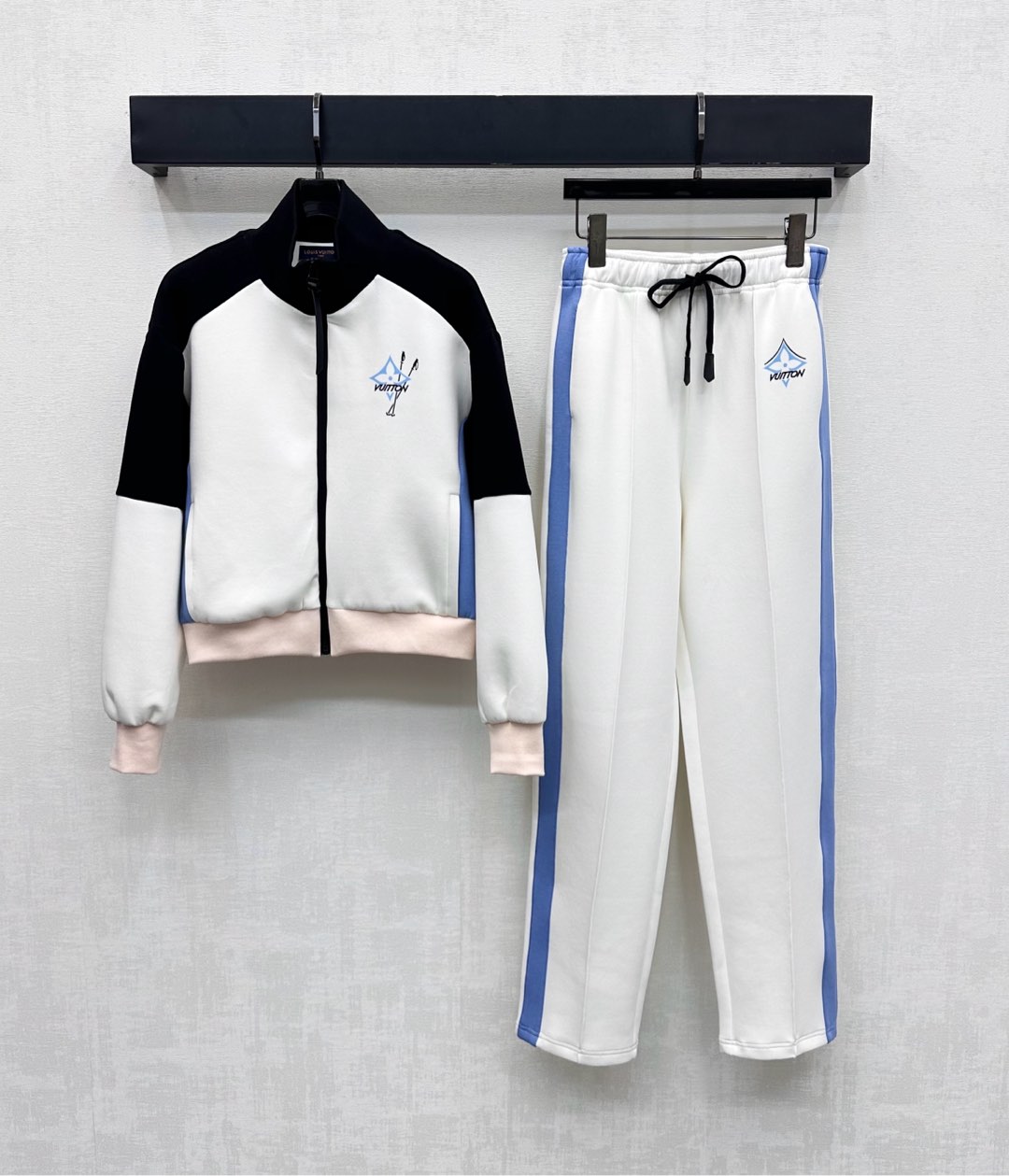 NO:536438,Louis Vuitto*2025 new product stand-alone jacket jacket trousers set customized YB imported air cotton material comfortable and breathable, wide and stylish, with iconic four-leaf clover letter printing pattern on the chest, echoing style up and down, highlighting the brand tone, open-clad leather label zipper adjustment design, combined with different contrasting colors in multiple places, add layering to the shape, rich visual effects, surface accessories development, stand-alone jacket jacket with drawstring straight trousers set, complete sets of casual and fashionable, easy to control when traveling, high-end version,,louis vuitton, jackets & coats, jackets & coats, alexander wang19860909Louis Vuitto*2025新品上架立领夹克外套长裤套装定制YB进口空气全棉材质 舒适透气 挺阔有型 胸前点缀标志性四叶草字母印花图案 上下呼应风格 彰显品牌调性 开襟皮标拉链调节设计 配合多处不同撞色处理 增添造型层次感 丰富视觉效果 面辅料开发 立领夹克外套搭配抽绳直筒长裤套装 成套穿搭休闲时髦 日常出行轻松驾驭 高版本,,louis vuitton,jackets & coats,jackets & coats,alexander wang,Women's clothing