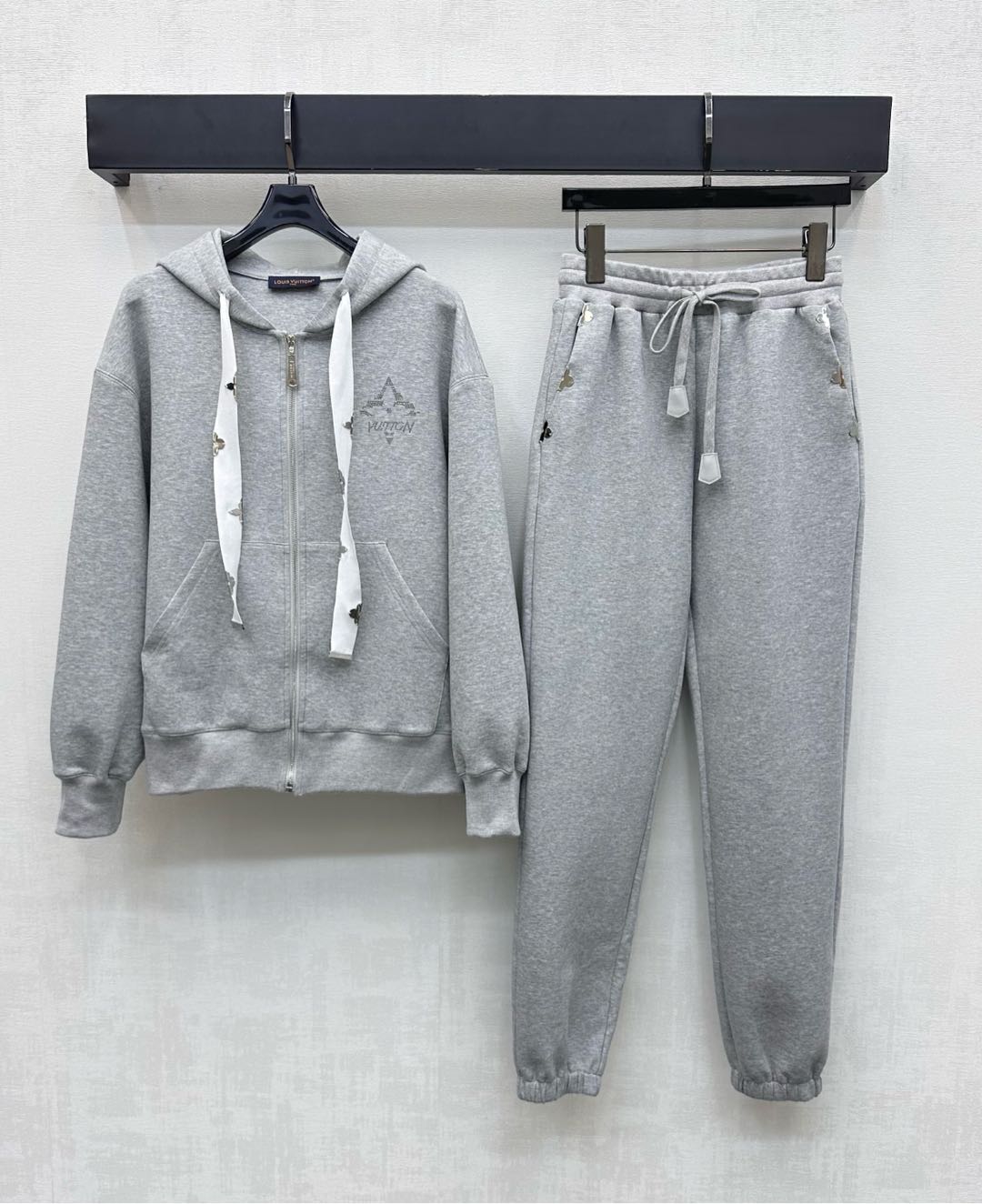 NO:536469,Louis Vuitto*2025 new product hooded jacket trouser set custom YB imported twill cotton material, glossy and comfortable, decorated with iconic letter prints on the chest, highlighting the brand tone, with drawstring pockets, embellished with metal four-leaf clover logo embellishment, echoing style, adding layered style, surface accessories, development of accessories, hooded zipper jacket with the same series of leg trousers, simple and advanced outfit, high-end version, louis vuitton, jackets & coats,hats,alexander wang19860909Louis Vuitto*2025新品上架连帽外套长裤套装定制YB进口斜纹全棉材质 光泽舒适垂顺 饰以胸前标志性字母印花图案装饰 彰显品牌调性 配合抽绳插袋点缀金属四叶草徽标点缀 上下呼应风格 增添造型层次感 面辅料开发 连帽拉链外套搭配同系列束腿长裤 成套穿搭简约高级  高版本,,louis vuitton,jackets & coats,hats,alexander wang,Women's clothing