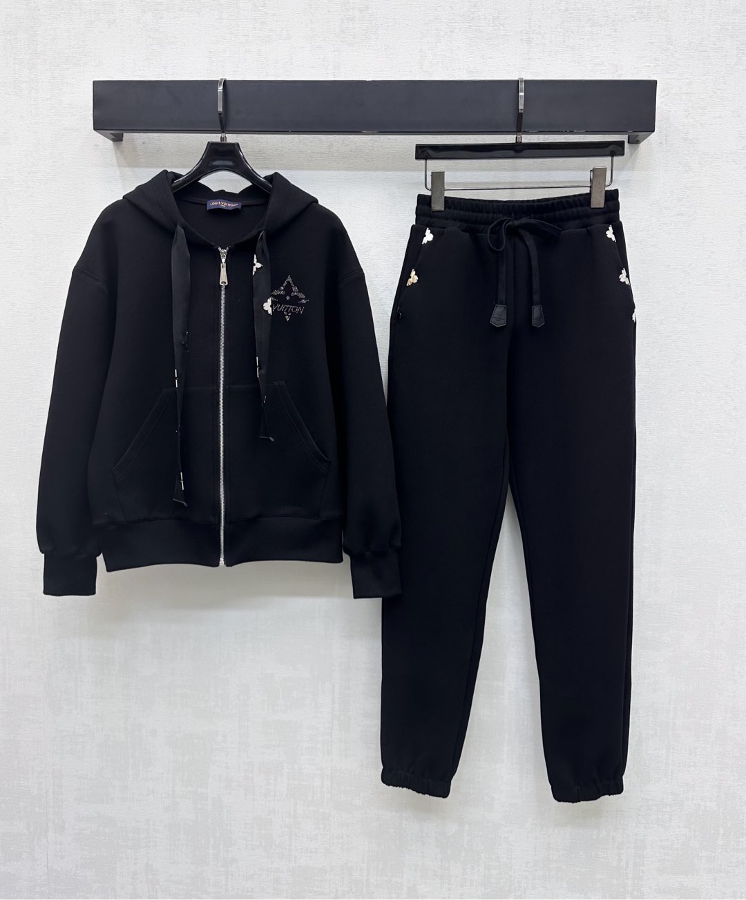 NO:536459,Louis Vuitto*2025 new product hooded jacket trouser set custom YB imported twill cotton material, glossy and comfortable, decorated with iconic letter prints on the chest, highlighting the brand tone, with drawstring pockets, embellished with metal four-leaf clover logo embellishment, echoing style, adding layered style, surface accessories, development of accessories, hooded zipper jacket with the same series of leg trousers, simple and advanced outfit, high-end version, louis vuitton, jackets & coats,hats,alexander wang19860909Louis Vuitto*2025新品上架连帽外套长裤套装定制YB进口斜纹全棉材质 光泽舒适垂顺 饰以胸前标志性字母印花图案装饰 彰显品牌调性 配合抽绳插袋点缀金属四叶草徽标点缀 上下呼应风格 增添造型层次感 面辅料开发 连帽拉链外套搭配同系列束腿长裤 成套穿搭简约高级  高版本,,louis vuitton,jackets & coats,hats,alexander wang,Women's clothing