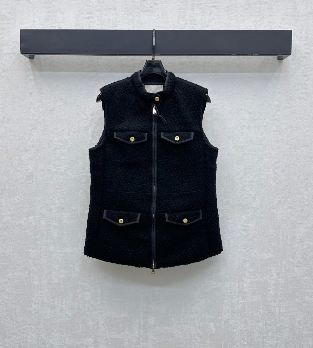 NO:545747,With dust bag Moncle*2025 new product, the wool spliced ​​down vest is customized with YB imported woolen nylon material. The texture is obvious. The flip cover is decorated with multiple pockets to add layering to the shape. The iconic badge decoration on the back shows the brand tone. The development of surface accessories. Stand-collar zipper vest tailoring. Fashionable and fashionable. The first choice for layering in autumn and winter. Fleece filling: white goose velvet. Fleece filling: National standard 90. High-version, down jacket, alexander wang19860909配防尘袋Moncle*2025新品上架毛呢拼接羽绒马甲定制YB进口毛呢尼龙材质 肌理明显 沿用翻盖多口袋点缀纽扣设计 增添造型层次感 后背标志性徽章装饰 彰显品牌调性 面辅料开发 立领拉链马甲剪裁 穿搭时髦洋气 秋冬叠穿保暖首选 充绒物:白鹅绒 充绒量:国标90  高版本,,down jacket,alexander wang,Women's clothing