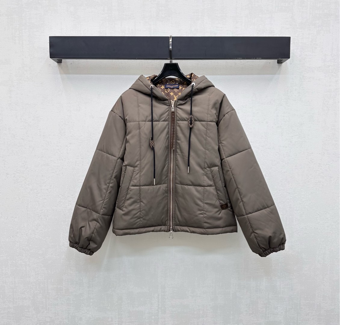 NO:544567,Louis Vuitto*2025 new product is on the shelves. Customized YB imported material of hooded cotton jacket, high-quality texture, inner lining, windproof and cold-proof. Front zipper leather buckle pocket leather logo embellishes the iconic four-leaf clover letter logo, echoing the printed logo lining, highlighting the brand tone, with drawstring adjustment + cuff tightening design, adding layering of styling, surface auxiliary material development, hooded zipper jacket tailoring, casually dressed, outstanding and fashionable, high-version 2 colors L,,louis vuitton, jackets & coats,hats,alexander wang19860909Louis Vuitto*2025新品上架. 连帽棉服外套定制YB进口材质 质感上乘 内里衔棉处理 防风御寒 前襟拉链皮扣口袋皮标点缀标志性四叶草字母徽标 呼应满印徽标内衬 彰显品牌调性 配合抽绳调节＋袖口收紧设计 增添造型层次感 面辅料开发 连帽拉链外套剪裁 随意外搭出彩时髦  高版本2色L,,louis vuitton,jackets & coats,hats,alexander wang,Women's clothing