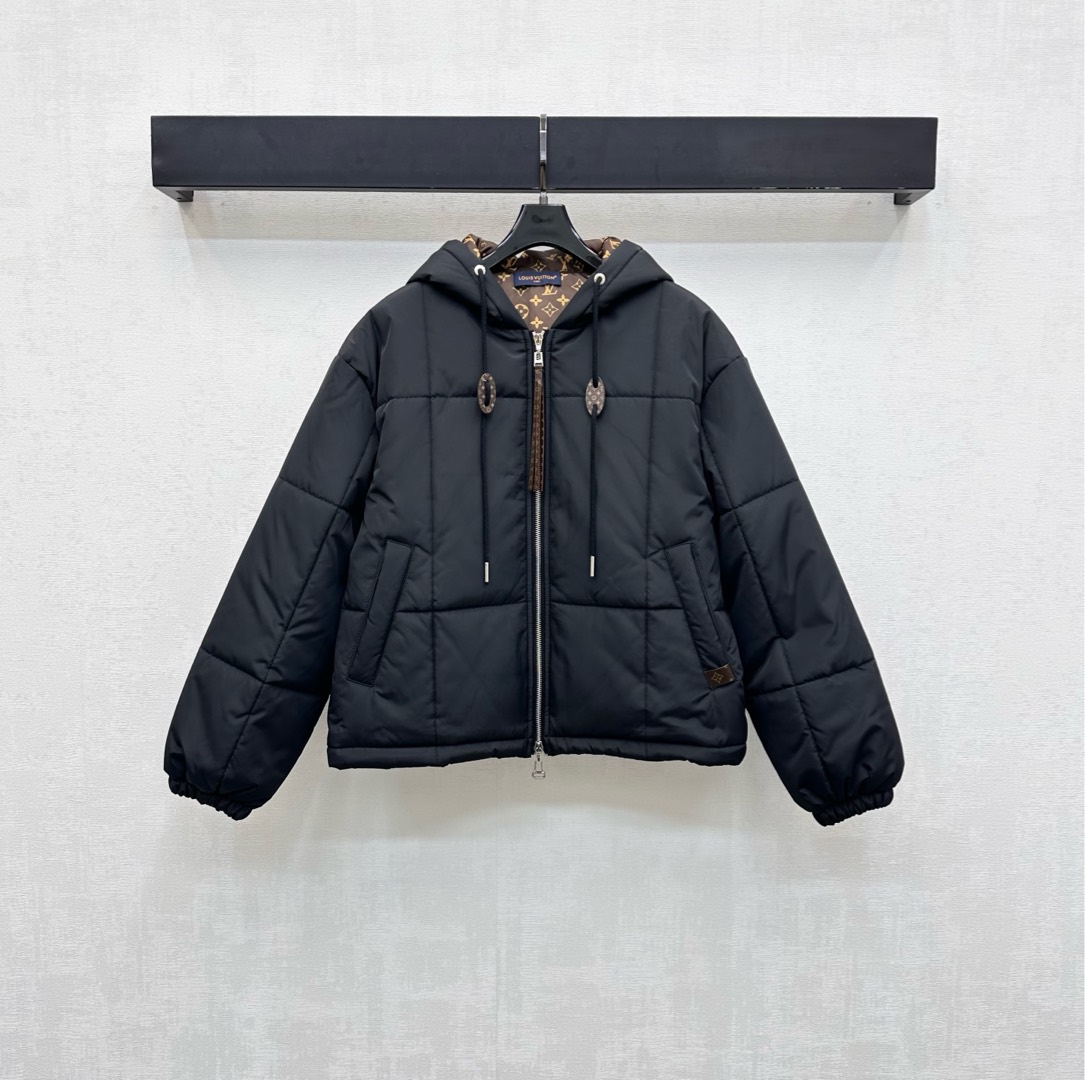 NO:544556,Louis Vuitto*2025 new product is on the shelves. Customized YB imported material of hooded cotton jacket, high-quality texture, inner lining, windproof and cold-proof. Front zipper leather buckle pocket leather logo embellishes the iconic four-leaf clover letter logo, echoing the printed logo lining, highlighting the brand tone, with drawstring adjustment + cuff tightening design, adding layering of styling, surface auxiliary material development, hooded zipper jacket tailoring, casually dressed, outstanding and fashionable, high version 2 colors,,louis vuitton, jackets & coats,hats,alexander wang19860909Louis Vuitto*2025新品上架. 连帽棉服外套定制YB进口材质 质感上乘 内里衔棉处理 防风御寒 前襟拉链皮扣口袋皮标点缀标志性四叶草字母徽标 呼应满印徽标内衬 彰显品牌调性 配合抽绳调节＋袖口收紧设计 增添造型层次感 面辅料开发 连帽拉链外套剪裁 随意外搭出彩时髦  高版本2色,,louis vuitton,jackets & coats,hats,alexander wang,Women's clothing