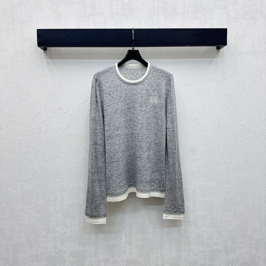 NO:545790,Loew*2025 new product launches contrasting color logo base shirt custom YB imported blended wool material Comfortable and elastic, chest embroidered with iconic embroidered logo decoration to highlight the brand tone The collar cuff hem is spliced ​​with fake two-piece design to add layered styling Elastic fit and slimness Add layered styling Surface accessories development Slim round neck top cut Single wear inner wear and stylish High version 2 colors, Loewe, alexander wang19860909Loew*2025新品上架撞色徽标打底衫定制YB进口混纺羊毛材质 舒适弹力 胸前点缀标志性刺绣徽标装饰 彰显品牌调性 领边袖口下摆沿用拼接假两件设计 增添造型层次感 弹性贴身版型裁剪视觉修身显瘦 增添造型层次感 面辅料开发 修身圆领上衣剪裁 单穿内搭出彩时髦  高版本2色,,loewe,alexander wang,Women's clothing