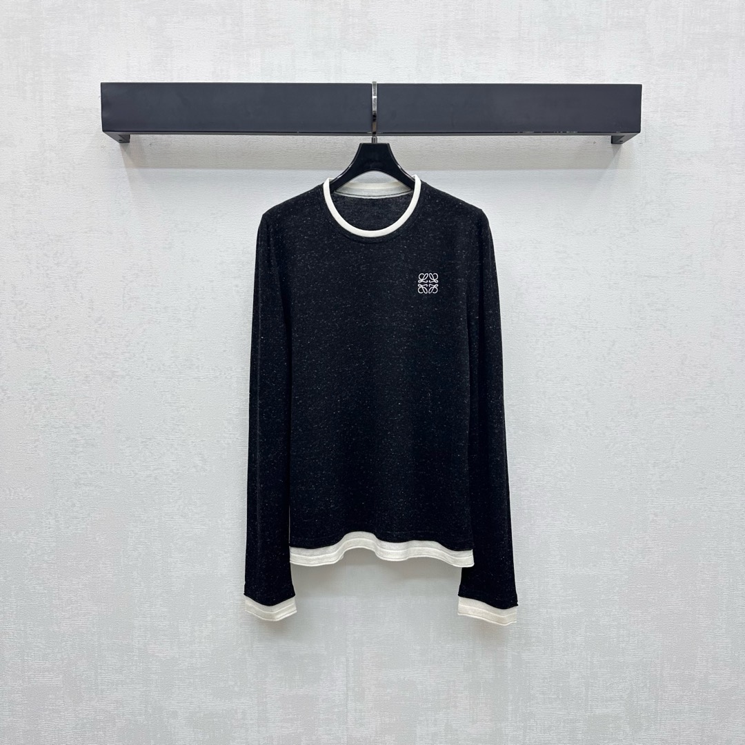NO:545781,Loew*2025 new product launches contrasting color logo base shirt custom YB imported blended wool material Comfortable and elastic, chest embroidered with iconic embroidered logo decoration to highlight the brand tone The collar cuff hem is spliced ​​with fake two-piece design to add layered styling Elastic fit and slimness Add layered styling Surface accessories development Slim round neck top cut Single wear inner wear and stylish High version 2 colors, Loewe, alexander wang19860909Loew*2025新品上架撞色徽标打底衫定制YB进口混纺羊毛材质 舒适弹力 胸前点缀标志性刺绣徽标装饰 彰显品牌调性 领边袖口下摆沿用拼接假两件设计 增添造型层次感 弹性贴身版型裁剪视觉修身显瘦 增添造型层次感 面辅料开发 修身圆领上衣剪裁 单穿内搭出彩时髦  高版本2色,,loewe,alexander wang,Women's clothing