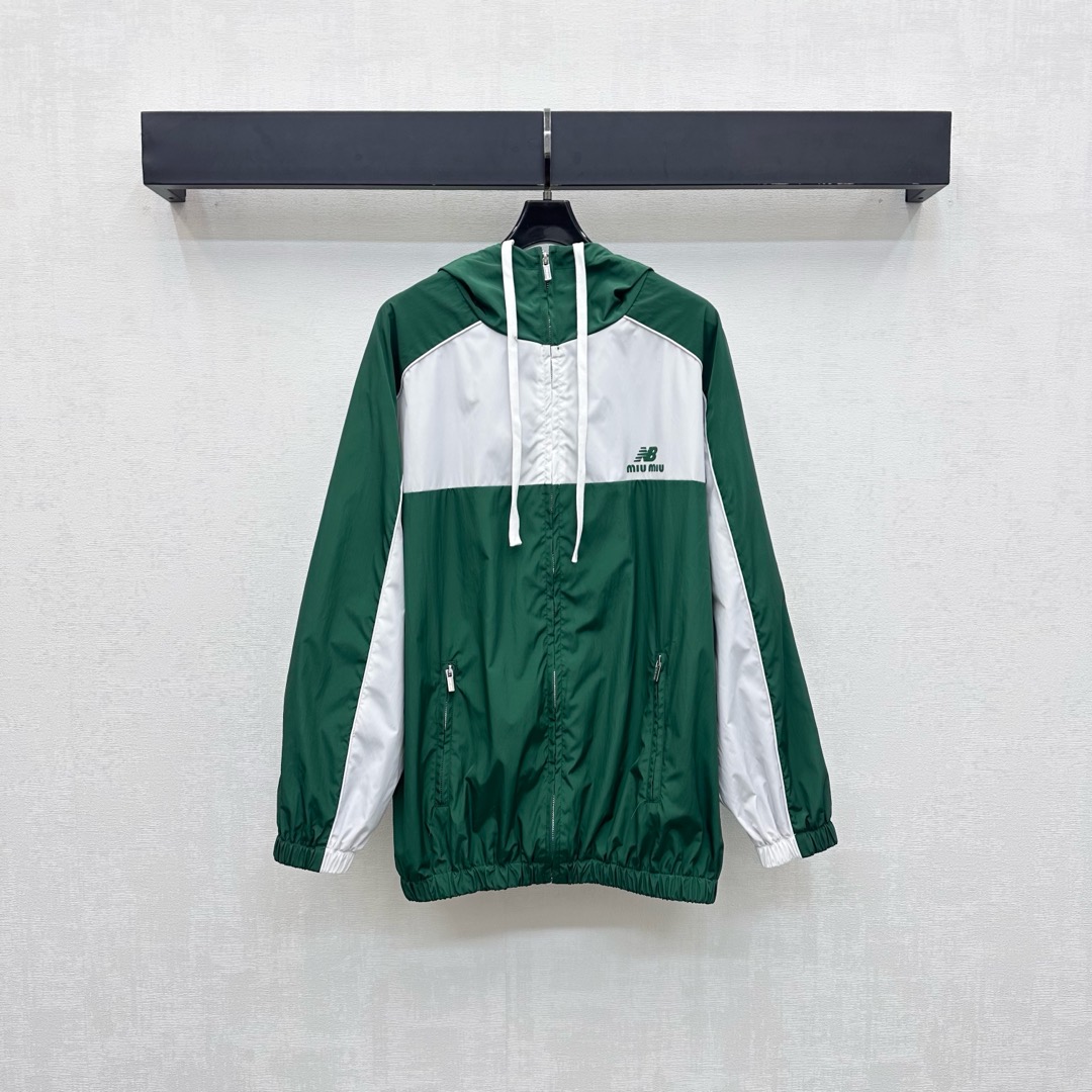 NO:545744,Miumi*2025 new product launches the shelves of contrasting hooded jacket customized YB imported charge nylon material, crisp and stylish, full texture, ready-to-wear uses layered contrasting color splicing design, white three-dimensional tying edge outline, forming a rag shoulder contour effect, adding layered styling, elastic cuff hem and drawstring adjusting fit, lighter and flexible, chest embellishment letter printing pattern decoration, highlighting brand tone, surface auxiliary material development, hooded drawstring jacket tailoring, inner mesh, breathable and comfortable, windproof effect, enhance the fashion of outdoor activities, high-end 2 colors,,miumiu, jackets & coats,hats,alexander wang19860909Miumi*2025新品上架撞色连帽外套定制YB进口冲锋尼龙材质 挺括有型 质感十足 成衣沿用层次撞色拼接设计 白色立体捆边勾勒 形成插肩轮廓效果 增添造型层次感 袖口下摆松紧搭配衣摆抽绳调节贴合身型 更轻便灵活 胸前点缀字母印花图案装饰 彰显品牌调性 面辅料开发 连帽抽绳外套剪裁 内里网面透气舒适 防风效果一流 提升户外活动穿搭的时尚 度   高版本2色,,miumiu,jackets & coats,hats,alexander wang,Women's clothing