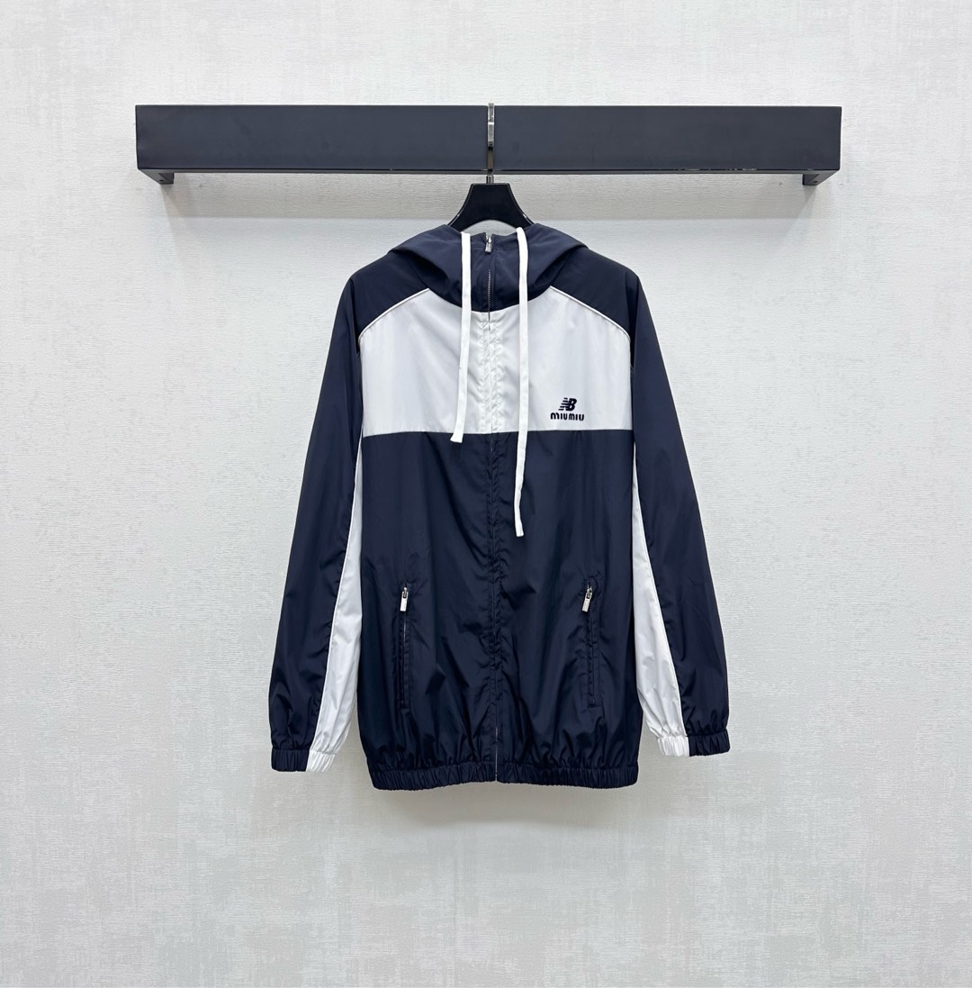 NO:545758,Miumi*2025 new product launches the shelves of contrasting hooded jacket customized YB imported charge nylon material, crisp and stylish, full texture, ready-to-wear uses layered contrasting color splicing design, white three-dimensional tying edge outline, forming a rag shoulder contour effect, adding layered styling, elastic cuff hem and drawstring adjusting fit, lighter and flexible, chest embellishment letter printing pattern decoration, highlighting brand tone, surface auxiliary material development, hooded drawstring jacket tailoring, inner mesh, breathable and comfortable, windproof effect, enhance the fashion of outdoor activities, high-end 2 colors,,miumiu, jackets & coats,hats,alexander wang19860909Miumi*2025新品上架撞色连帽外套定制YB进口冲锋尼龙材质 挺括有型 质感十足 成衣沿用层次撞色拼接设计 白色立体捆边勾勒 形成插肩轮廓效果 增添造型层次感 袖口下摆松紧搭配衣摆抽绳调节贴合身型 更轻便灵活 胸前点缀字母印花图案装饰 彰显品牌调性 面辅料开发 连帽抽绳外套剪裁 内里网面透气舒适 防风效果一流 提升户外活动穿搭的时尚 度   高版本2色,,miumiu,jackets & coats,hats,alexander wang,Women's clothing