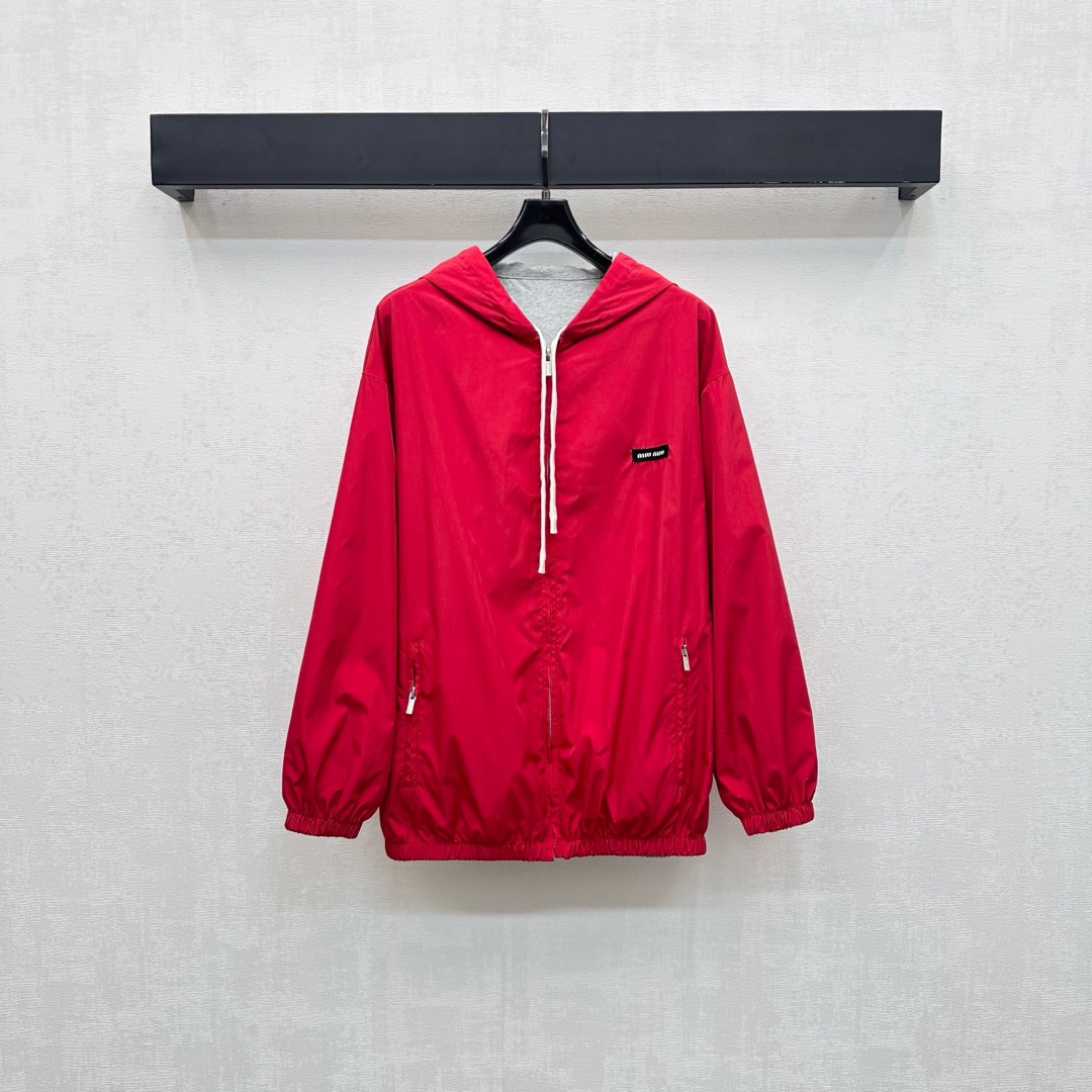 NO:545718,Miumi*2025 new product is available on the shelves of two hooded jackets, customized with YB imported twill cotton, recycled nylon material, comfortable and breathable, crisp and stylish, one side is light gray, versatile and durable, one side is nylon red and blue, fashionable and casual, adds layering of the shape, the chest is decorated with iconic letter logo, highlights the brand tone, rich visual effects are more fashionable, surface auxiliary materials development, hooded zipper jacket cut, loose silhouette, slim and loose drawstrings make it more personal, essential outfit guide for autumn and winter, high version 2 colors,,miumiu, jackets & coats,hats,alexander wang19860909Miumi*2025新品上架两面穿连帽外套定制YB进口斜纹棉再生尼龙材质 舒适透气 挺括有型 一面棉质浅灰百搭耐看 一面尼龙红蓝两色可选 风格时髦休闲 增添造型层次感 胸前饰以标志性字母徽标装饰 彰显品牌调性 丰富视觉效果更显时髦 面辅料开发 连帽拉链外套剪裁 廓形宽松版型显瘦松弛 抽绳更显个性 秋冬必不可少穿搭指南  高版本2色,,miumiu,jackets & coats,hats,alexander wang,Women's clothing