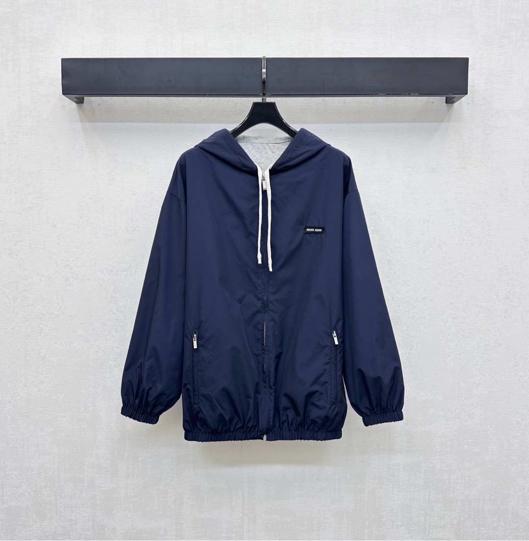 NO:545734,Miumi*2025 new product is available on the shelves of two hooded jackets, customized with YB imported twill cotton, recycled nylon material, comfortable and breathable, crisp and stylish, one side is light gray, versatile and durable, one side is nylon red and blue, fashionable and casual, adds layering of the style, the chest is decorated with iconic letter logo, highlights the brand tone, rich visual effects are more fashionable, surface auxiliary materials development, hooded zipper jacket cut, loose silhouette, slim and loose drawstrings make it more personal, essential outfit guide for autumn and winter, high version 2 colors,,miumiu, jackets & coats,hats,alexander wang19860909Miumi*2025新品上架两面穿连帽外套定制YB进口斜纹棉再生尼龙材质 舒适透气 挺括有型 一面棉质浅灰百搭耐看 一面尼龙红蓝两色可选 风格时髦休闲 增添造型层次感 胸前饰以标志性字母徽标装饰 彰显品牌调性 丰富视觉效果更显时髦 面辅料开发 连帽拉链外套剪裁 廓形宽松版型显瘦松弛 抽绳更显个性 秋冬必不可少穿搭指南  高版本2色,,miumiu,jackets & coats,hats,alexander wang,Women's clothing