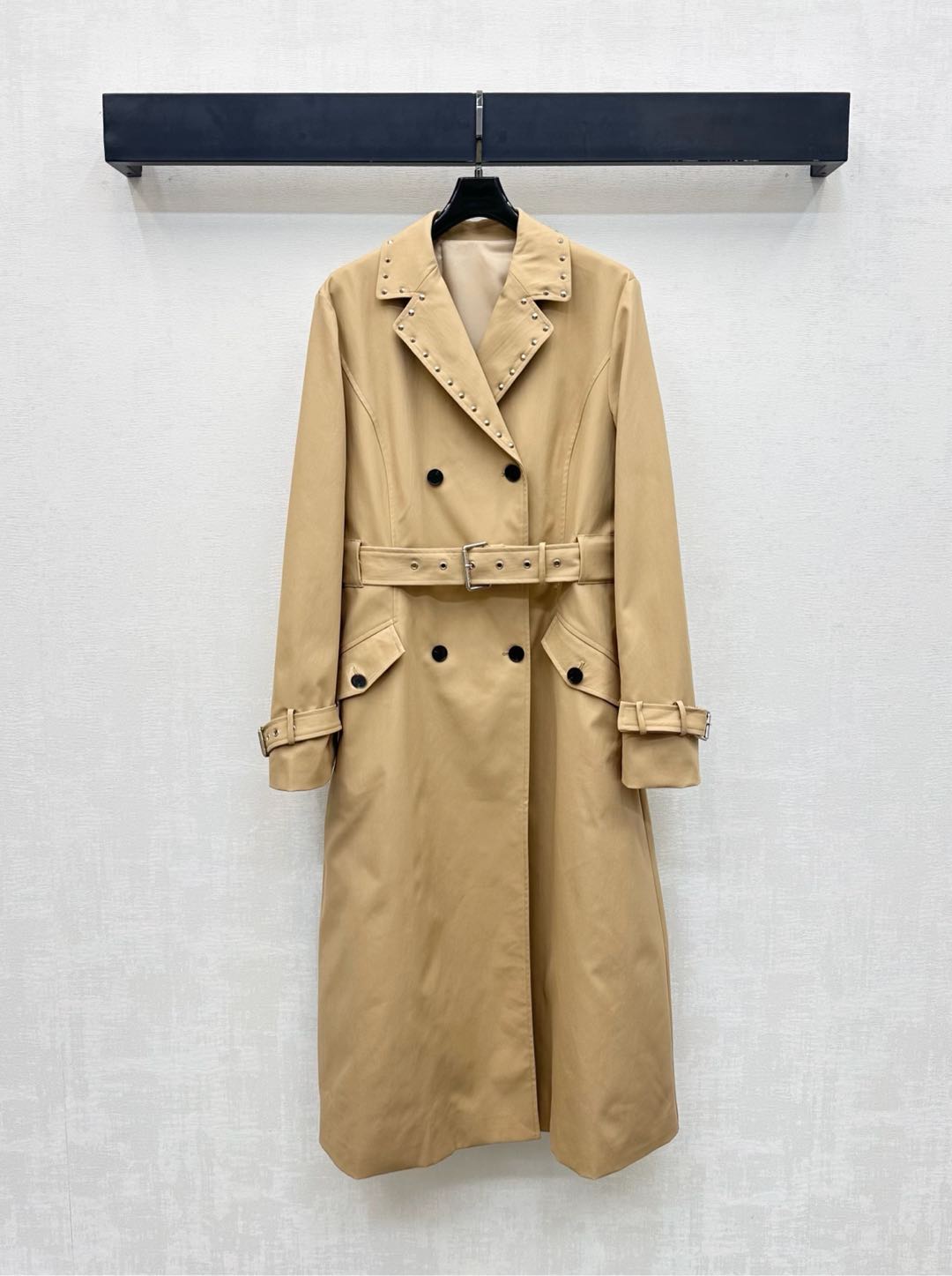 NO:545761,Dio*2025 new products are on the shelves. Hand-made rivet belt windbreaker jacket. Customized YB imported twill cotton windbreaker material. Stiff and stylish, with high-end texture. The collar edge is decorated with hand-made rivets. It is illuminated with double-sided flap pockets to add layering to the look. This fabric's perforated belt is embellished with the iconic embroidered letter logo design to outline the graceful figure and highlight the brand's tone. The slit shape at the back creates an elegant silhouette. Development of surface accessories. Lapel long windbreaker jacket tailoring  The autumn and winter windbreaker is both fashionable and practical. It has a charming and British elegance. High version 2 colors, dior, jackets & coats, alexander wang19860909Dio*2025新品上架手工铆钉腰带风衣外套 定制YB进口斜纹棉风衣材质 挺括有型 质感高级 领边沿用手工铆钉点缀装饰 配合双侧翻盖口袋点亮 增添造型层次感 本布穿孔腰带点缀标志性刺绣字母徽标设计勾勒曼妙身形 彰显品牌调性 背后开衩造型打造优雅的轮廓 面辅料开发 翻领长款风衣外套剪裁 时尚与实用兼备的秋冬风衣 气质魅力英伦优雅 高版本2色,,dior,jackets & coats,alexander wang,Women's clothing