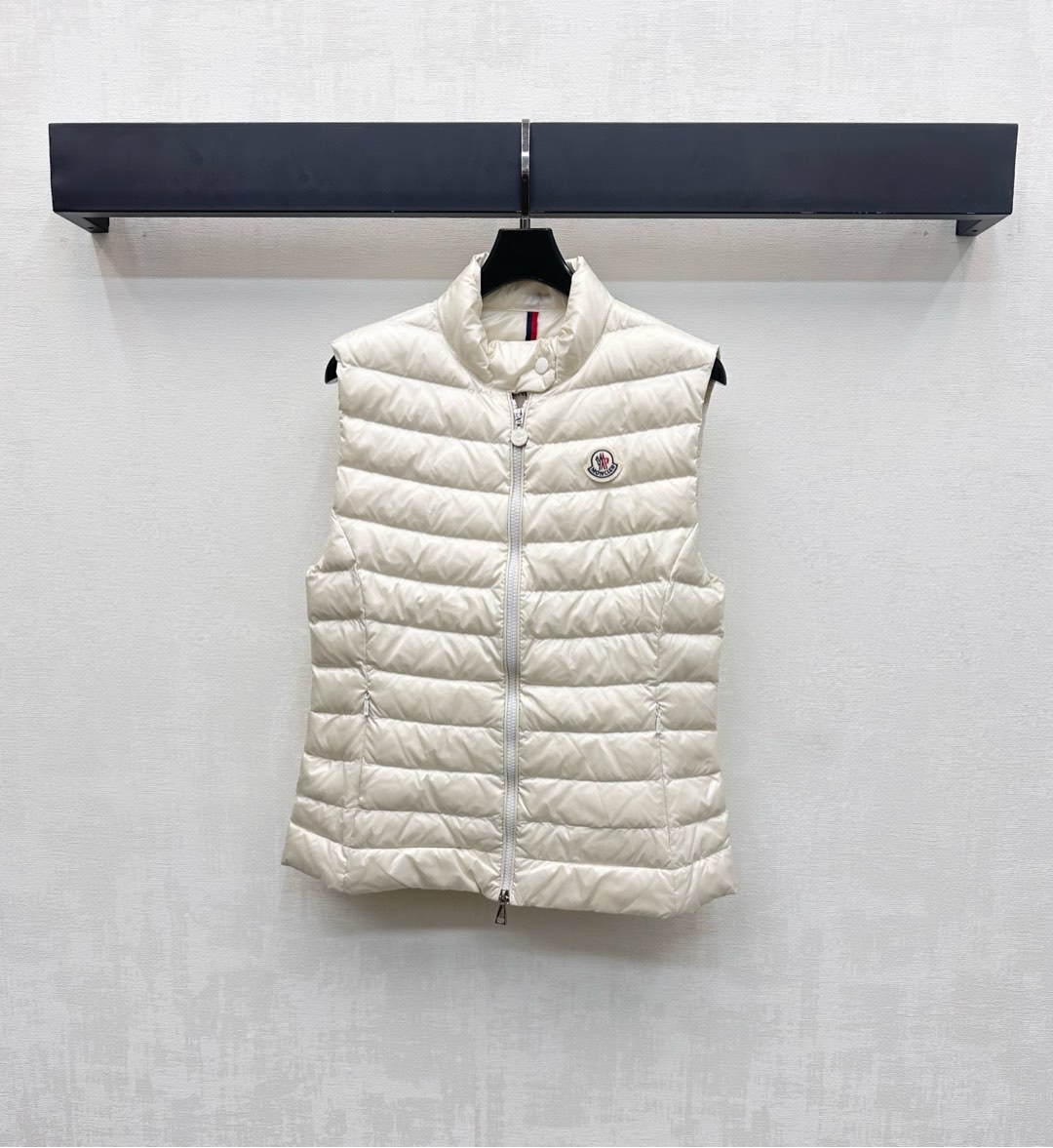 NO:546566,With dust bag Moncle*2025 new product, stand-up collar down vest is customized with YB imported nylon material, white goose down vest, the whole piece is light and warm, used with rectangular embossed waist, add layering, iconic badge decoration on the chest, highlighting the brand tone, surface auxiliary material development, stand-up collar zipper vest tailoring, layered and cool, practical, integrated warmth and fashionable, filling standard: national standard 90 velvet, filling material: white goose down high version 3 colors 1-4,, down jacket, alexander wang19860909配防尘袋Moncle*2025新品上架立领羽绒马甲定制YB进口尼龙材质 内里白鹅绒填充 整件轻盈保暖 沿用用长方压纹收腰裁剪 增添造型层次感 胸前点缀标志性徽章装饰 彰显品牌调性 面辅料开发 立领拉链马甲剪裁 叠穿飒爽御寒实用性 集保暖与时髦一体 充绒标准:国标90绒 充绒物:白鹅绒  高版本3色1-4,,down jacket,alexander wang,Women's clothing