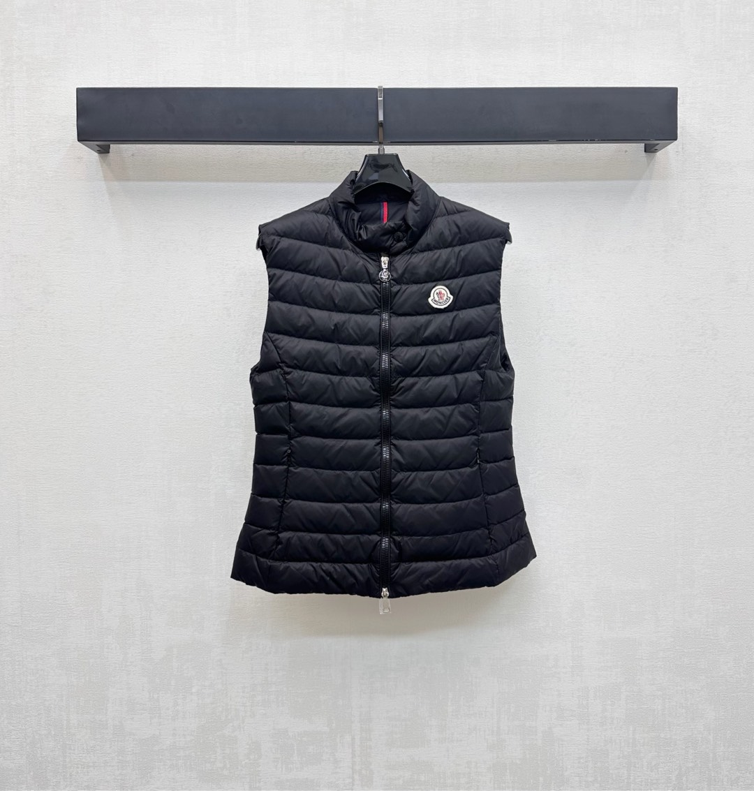 NO:546577,With dust bag Moncle*2025 new product, stand-up collar down vest is customized with YB imported nylon material, white goose down vest, the whole piece is light and warm, used with rectangular embossed waist, add layering, iconic badge decoration on the chest, highlighting the brand tone, surface auxiliary material development, stand-up collar zipper vest tailoring, layered and cool, practical, integrated warmth and fashionable, filling standard: national standard 90 velvet, filling material: white goose down high version 3 colors 1-4,, down jacket, alexander wang19860909配防尘袋Moncle*2025新品上架立领羽绒马甲定制YB进口尼龙材质 内里白鹅绒填充 整件轻盈保暖 沿用用长方压纹收腰裁剪 增添造型层次感 胸前点缀标志性徽章装饰 彰显品牌调性 面辅料开发 立领拉链马甲剪裁 叠穿飒爽御寒实用性 集保暖与时髦一体 充绒标准:国标90绒 充绒物:白鹅绒  高版本3色1-4,,down jacket,alexander wang,Women's clothing