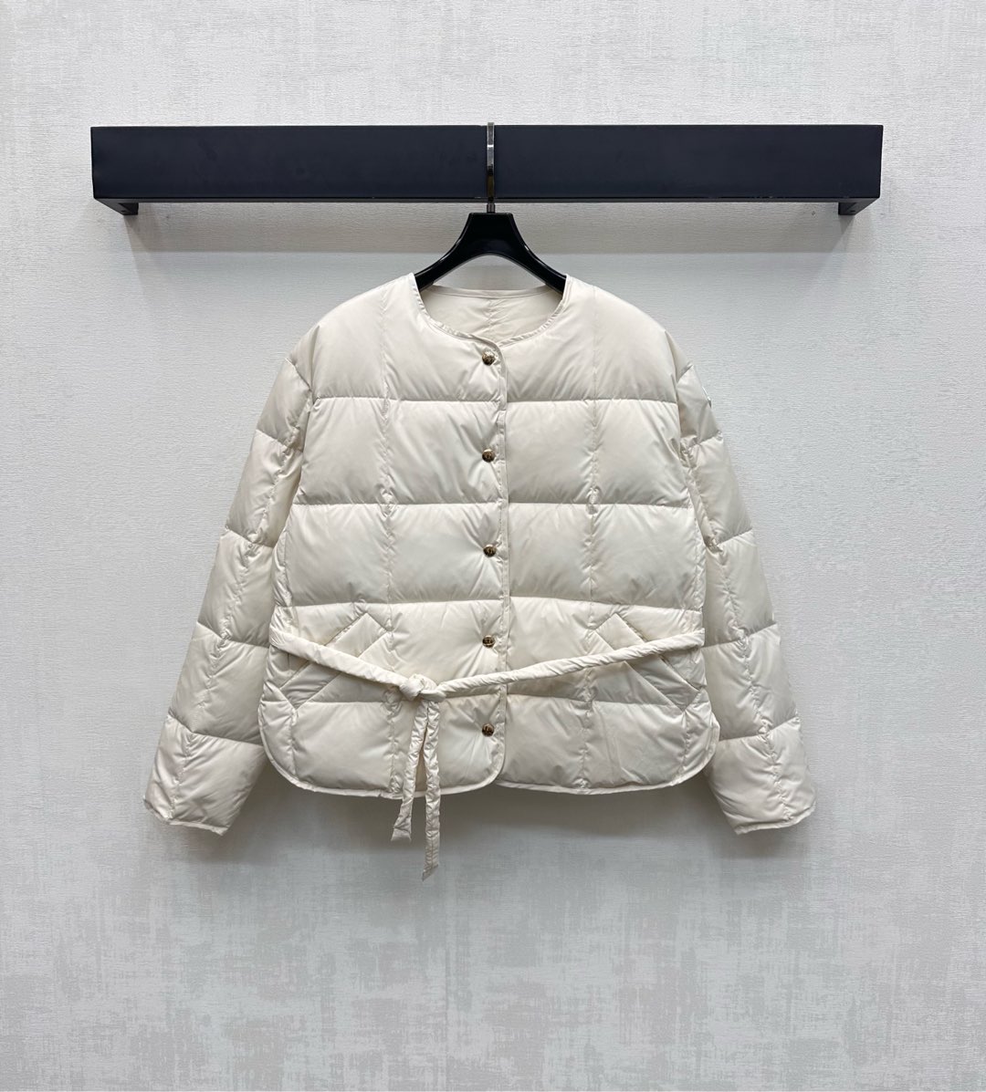 NO:548296,The new product with dust bag Moncle* is on the shelves of the square lace-up down jacket. Customized YB imported nylon material. Its process is restored. Upgraded material. Improve the function of anti-cold in autumn and winter. The inner white goose down filling is filled with the whole piece. The whole piece is light and warm. The plaid snap button design is used. Combined with the whole plaid embossing treatment to add a sense of styling. The waist lace-up adjustment is more flexible and fitting. It demonstrates the brand tone. Low-key and high-end successfully shows the quality to get rid of dullness. The development of auxiliary materials. Round-neck down jacket. The combination of warmth and fashionable. Filling: white goose down fill volume: National standard 90. High-end version 2 colors 1-4., Jackets & coats, down jacket, alexander wang.19860909配防尘袋Moncle*新品上架方格系带羽绒服 定制YB进口尼龙材质 其工艺还原 升级材质 提升秋冬御寒功能 内里白鹅绒填充 整件轻盈保暖 沿用开襟按扣设计 配合通体方格压纹处理 增添造型层次感 腰间系带调节松紧更合身包容 彰显品牌调性 低调高级成功展现品质摆脱沉闷 面辅料开发 圆领羽绒外套剪裁 集保暖与时髦一体 充绒物:白鹅绒 充绒量:国标90  高版本2色1-4,,jackets & coats,down jacket,alexander wang,Women's clothing