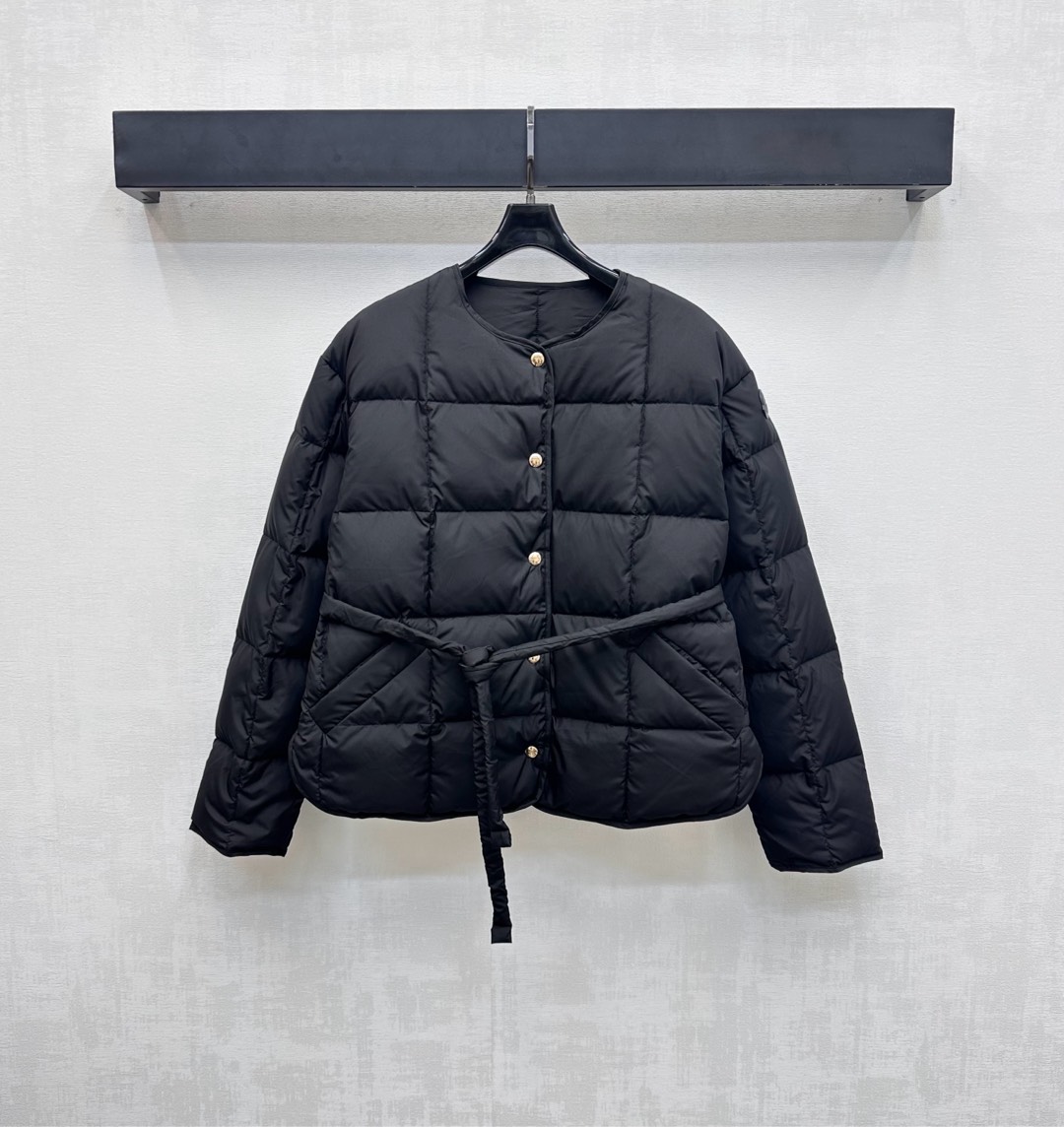 NO:548302,The new product with dust bag Moncle* is on the shelves of the square lace-up down jacket. Customized YB imported nylon material. Its process is restored. Upgraded material. Improve the function of anti-cold in autumn and winter. The inner white goose down filling is filled with the whole piece. The whole piece is light and warm. The plaid snap button design is used. Combined with the whole plaid embossing treatment to add a sense of styling. The waist lace-up adjustment is more flexible and fitting. It demonstrates the brand tone. Low-key and high-end successfully demonstrates the quality to get rid of dullness. The development of auxiliary materials. Round-neck down jacket. The cutting of the round neck down jacket integrates warmth and fashion. Filling: white goose down fill volume: National standard 90. High-end version 2 colors 1-4., Jackets & coats, down jacket, alexander wang.19860909配防尘袋Moncle*新品上架方格系带羽绒服 定制YB进口尼龙材质 其工艺还原 升级材质 提升秋冬御寒功能 内里白鹅绒填充 整件轻盈保暖 沿用开襟按扣设计 配合通体方格压纹处理 增添造型层次感 腰间系带调节松紧更合身包容 彰显品牌调性 低调高级成功展现品质摆脱沉闷 面辅料开发 圆领羽绒外套剪裁 集保暖与时髦一体 充绒物:白鹅绒 充绒量:国标90  高版本2色1-4,,jackets & coats,down jacket,alexander wang,Women's clothing