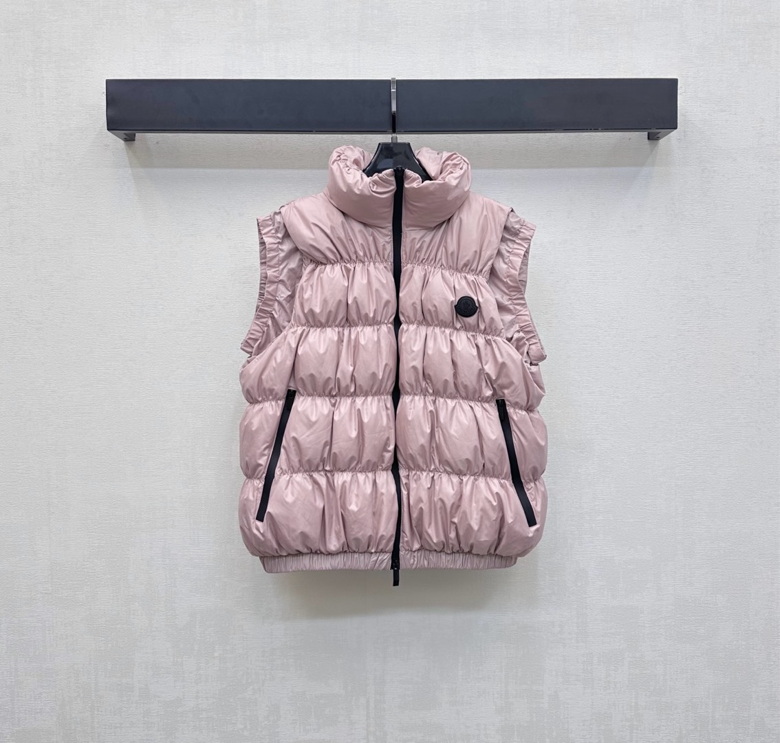 NO:546651,With dust bag Moncle*2025 new product, stand-up collar down vest is customized with YB imported nylon material, white goose down inside is filled with white goose down, the whole piece is light and warm, pleated checkered embossed design, add layering, chest embellishment, iconic badge decoration, highlight brand tone, surface auxiliary material development, stand-up lapel two-wear slim vest tailoring, warm and not bloated, stronger outfit, different styles are different from large versions, integrating warm and fashionable, getting rid of traditional down bloated, preferred choice for layering in autumn and winter, filling standards: national standard 90 velvet, filling materials: white goose down, high version 2 colors 1-3,, down jacket, alexander wang19860909配防尘袋Moncle*2025新品上架立领羽绒马甲定制YB进口尼龙材质 内里白鹅绒填充 整件轻盈保暖 沿用褶皱长方格压纹设计 增添造型层次感 胸前点缀标志性徽章装饰 彰显品牌调性 面辅料开发 立领翻领两穿修身马甲剪裁 暖和不显臃肿 穿搭性更强 版型区别于大版型 集保暖与时髦一体 摆脱传统的羽绒臃肿 秋冬叠穿首选 充绒标准:国标90绒 充绒物:白鹅绒  高版本2色1-3,,down jacket,alexander wang,Women's clothing