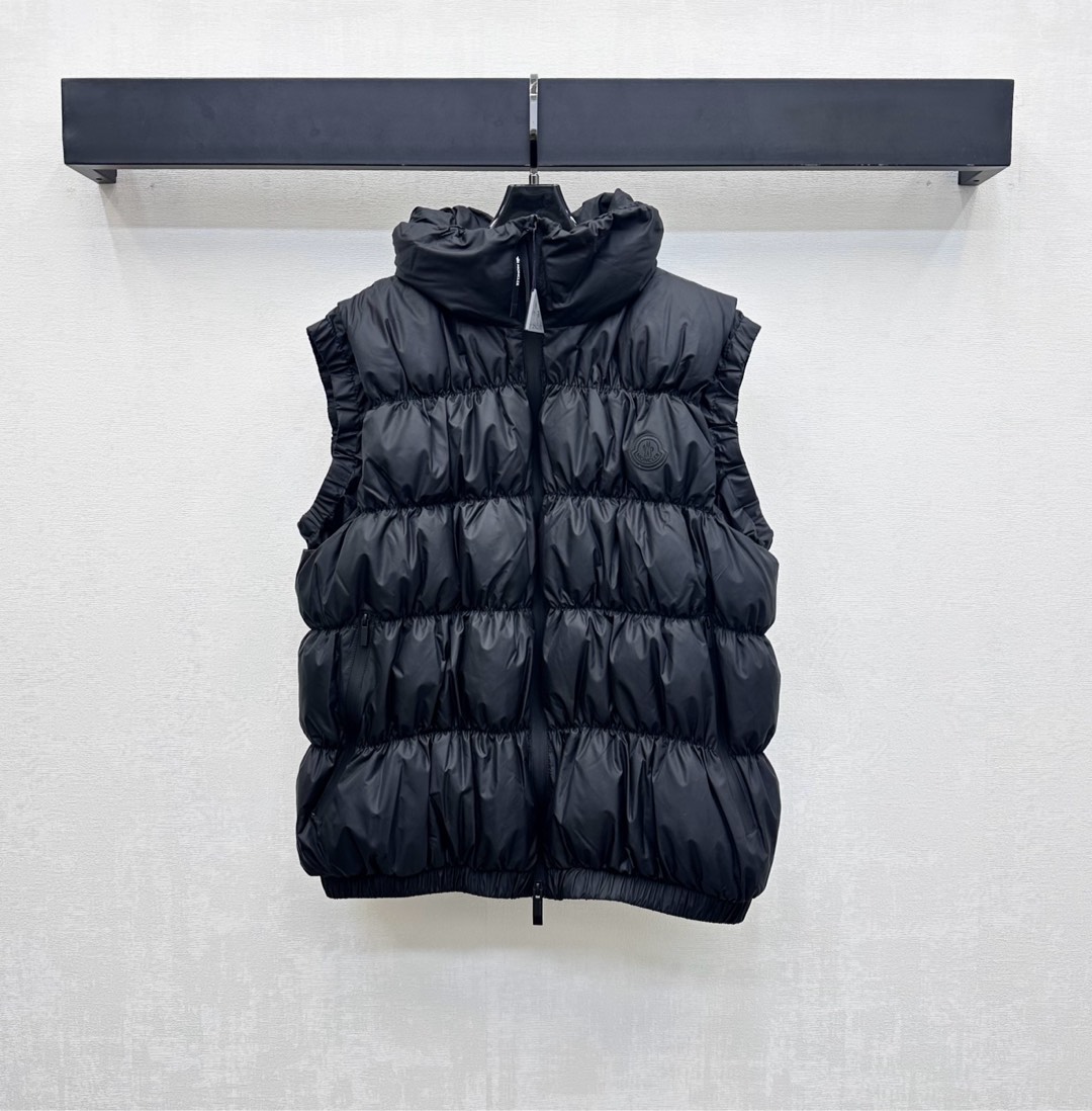 NO:546666,With dust bag Moncle*2025 new product, stand-up collar down vest is customized with YB imported nylon material, white goose down inside is filled with white goose down, the whole piece is light and warm, pleated checkered embossed design, add layering, chest embellishment, iconic badge decoration, highlight brand tone, surface auxiliary material development, stand-up lapel two-wear slim vest tailoring, warm and not bloated, stronger outfit, different styles are different from large versions, integrating warm and fashionable, getting rid of traditional down bloated, preferred choice for layering in autumn and winter, filling standards: national standard 90 velvet, filling materials: white goose down, high version 2 colors 1-3,, down jacket, alexander wang19860909配防尘袋Moncle*2025新品上架立领羽绒马甲定制YB进口尼龙材质 内里白鹅绒填充 整件轻盈保暖 沿用褶皱长方格压纹设计 增添造型层次感 胸前点缀标志性徽章装饰 彰显品牌调性 面辅料开发 立领翻领两穿修身马甲剪裁 暖和不显臃肿 穿搭性更强 版型区别于大版型 集保暖与时髦一体 摆脱传统的羽绒臃肿 秋冬叠穿首选 充绒标准:国标90绒 充绒物:白鹅绒  高版本2色1-3,,down jacket,alexander wang,Women's clothing