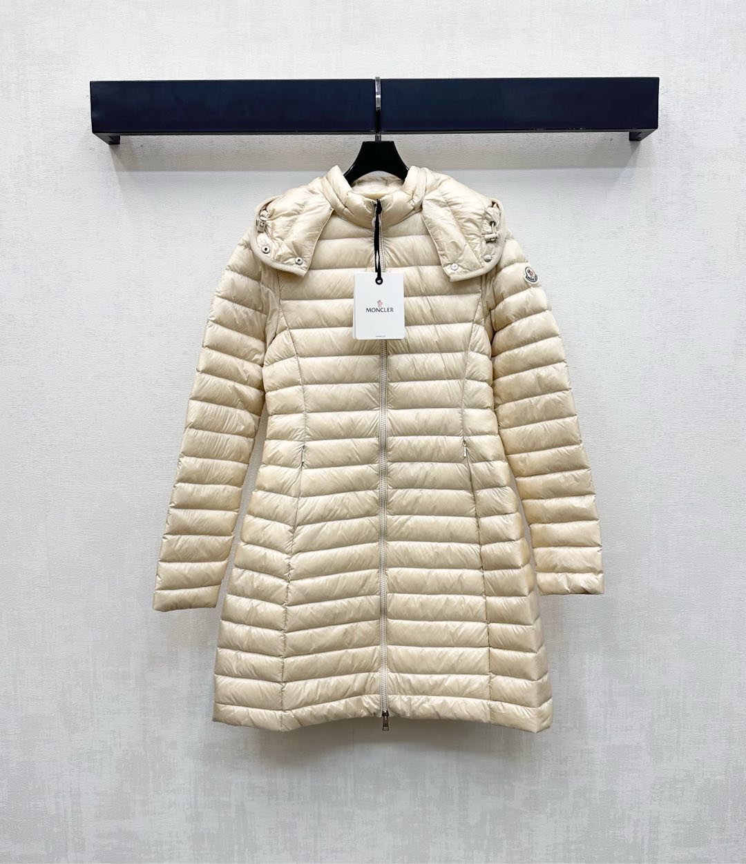 NO:548305,The new hooded long down jacket with dust bag Moncle* is on the shelves. Customized YB imported nylon material. The inner white goose down fills. The whole piece is light and warm. Use rectangular embossed waist-closing and cut to add layering. The outer side of the arm is decorated with iconic badges to highlight the brand tone. The surface and auxiliary materials are developed. Hooded mid-length jacket is cut. The practicality of the cold is fully integrated. The filling standard is integrated with warmth and fashionable. Fleece filling standard: national standard 90 velvet. Fleece filling: white goose velvet. High version 2 colors 1-4,, jackets & coats, down jacket, hats, alexander wang19860909配防尘袋Moncle*新品上架连帽长款羽绒服定制YB进口尼龙材质 内里白鹅绒填充 整件轻盈保暖 沿用用长方压纹收腰裁剪 增添造型层次感 手臂外侧点缀标志性徽章装饰 彰显品牌调性 面辅料开发 连帽中长款外套剪裁 飒爽御寒实用性拉满 集保暖与时髦一体 充绒标准:国标90绒 充绒物:白鹅绒  高版本2色1-4,,jackets & coats,down jacket,hats,alexander wang,Women's clothing