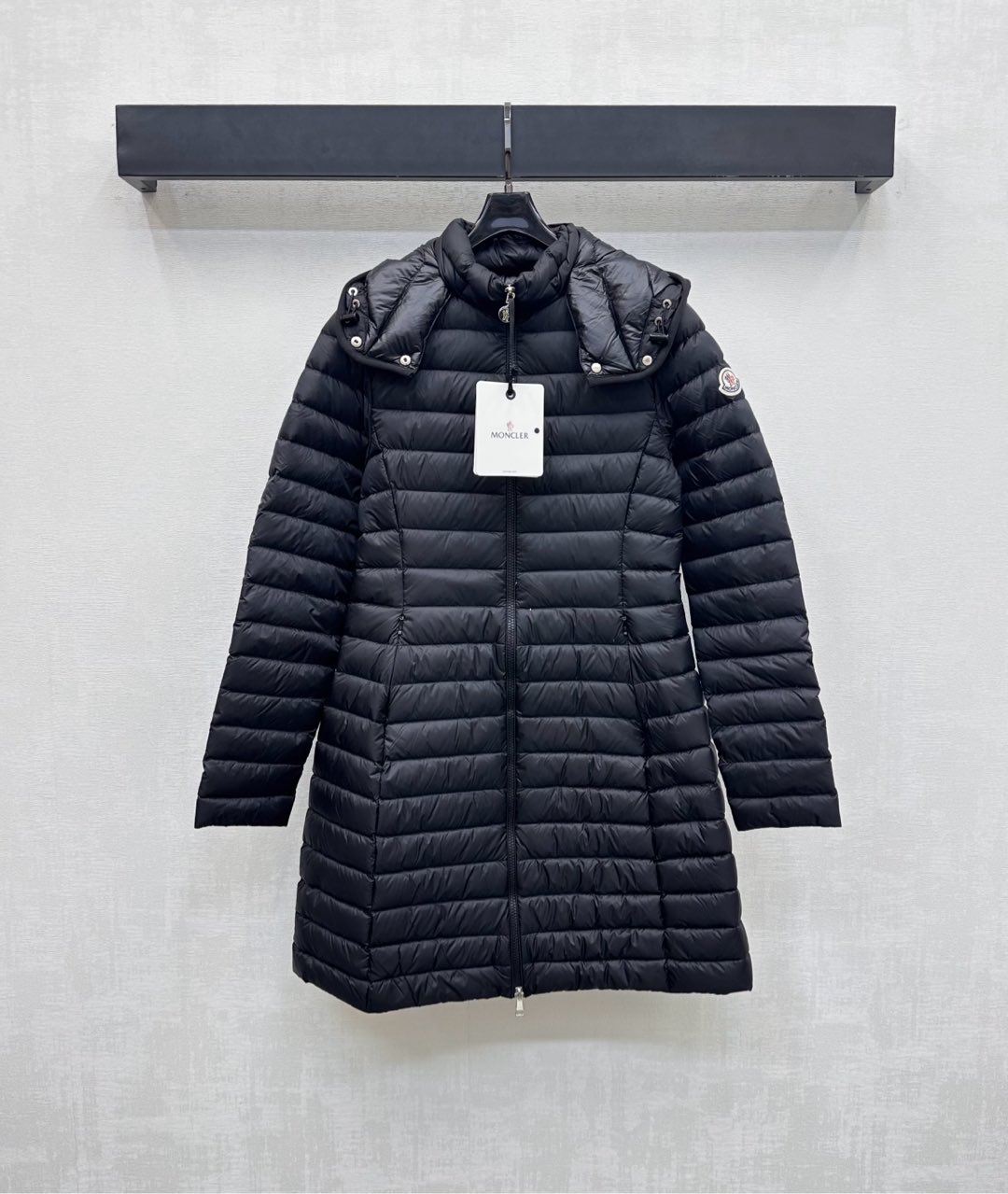 NO:548311,The new hooded long down jacket with dust bag Moncle* is on the shelves. Customized YB imported nylon material. The inner white goose down fills. The whole piece is light and warm. Use rectangular embossed waist-closing and cut to add layering. The outer side of the arm is decorated with iconic badges to highlight the brand tone. The surface and auxiliary materials are developed. Hooded mid-length jacket is cut. The practicality of the cold is fully integrated. The filling standard is integrated with warmth and fashionable. Fleece filling standard: national standard 90 velvet. Fleece filling: white goose velvet. High version 2 colors 1-4,, jackets & coats, down jacket, hats, alexander wang19860909配防尘袋Moncle*新品上架连帽长款羽绒服定制YB进口尼龙材质 内里白鹅绒填充 整件轻盈保暖 沿用用长方压纹收腰裁剪 增添造型层次感 手臂外侧点缀标志性徽章装饰 彰显品牌调性 面辅料开发 连帽中长款外套剪裁 飒爽御寒实用性拉满 集保暖与时髦一体 充绒标准:国标90绒 充绒物:白鹅绒  高版本2色1-4,,jackets & coats,down jacket,hats,alexander wang,Women's clothing