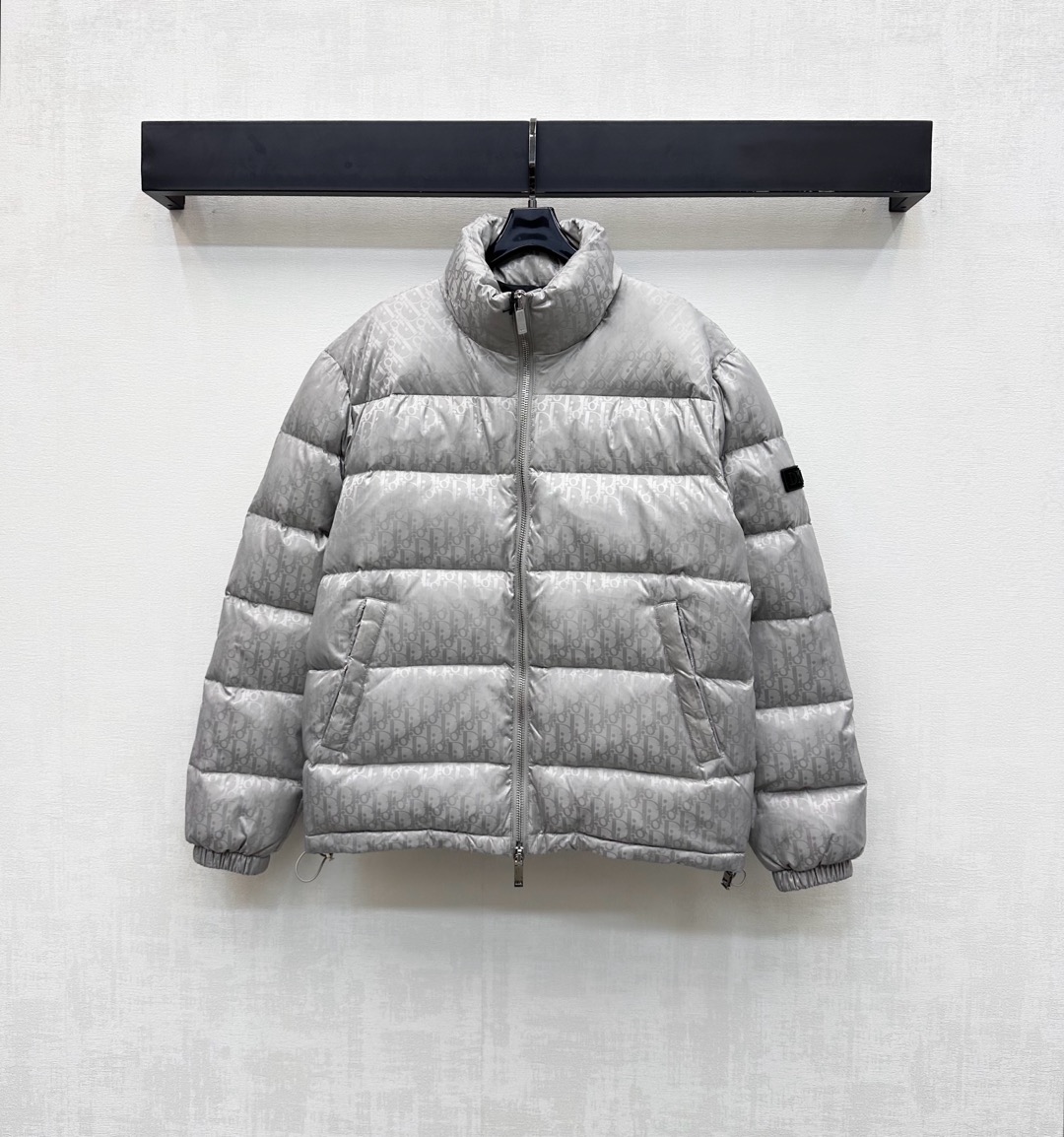 NO:546600,Dust-proof bag Dio*2025 new product stand-alone jacquard down jacket customized YB imported jacquard nylon material, white goose down filling in the inner lining, light and warm, open two-way zipper adjustment with symmetrical large-capacity pocket design, add layering, iconic letters full of jacquard elements, highlight the brand tone, surface auxiliary material development, stand-alone lapel down jacket tailoring, autumn and winter outfit high-end fashionable, velvet standard: national standard 90 velvet, velvet: white goose down high version 2 colors-,,dior, jackets & coats, down jacket, alexander wang19860909配防尘袋Dio*2025新品上架立领提花羽绒服定制YB进口提花尼龙材质 内里白鹅绒填充 轻盈保暖 开襟双向拉链调节配合对称大容量口袋设计 增添造型层次感 通体标志性字母提花满铺元素 彰显品牌调性 面辅料开发 立领翻领羽绒外套剪裁 秋冬穿搭高级时髦 充绒标准:国标90绒 充绒物:白鹅绒   高版本2色-,,dior,jackets & coats,down jacket,alexander wang,Women's clothing