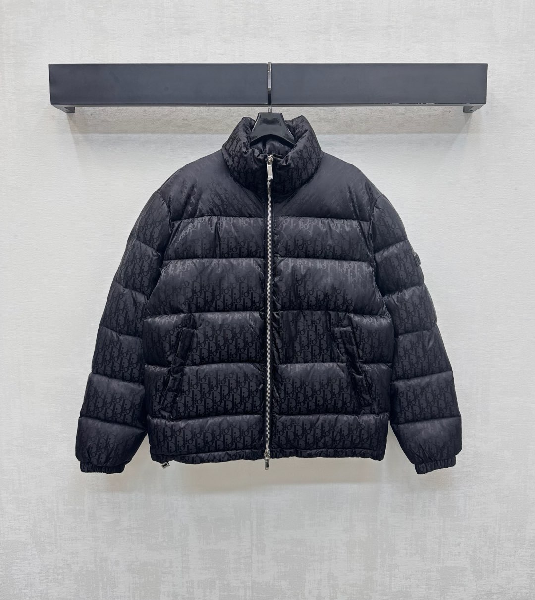 NO:546612,Dust-proof bag Dio*2025 new product stand-alone jacquard down jacket customized YB imported jacquard nylon material, white goose down filling in the inner lining, light and warm, open two-way zipper adjustment with symmetrical large-capacity pocket design, add layering, iconic letters full of jacquard elements, highlight the brand tone, surface auxiliary material development, stand-alone lapel down jacket tailoring, autumn and winter outfit high-end fashionable, velvet standard: national standard 90 velvet, velvet: white goose down high version 2 colors-,,dior, jackets & coats, down jacket, alexander wang19860909配防尘袋Dio*2025新品上架立领提花羽绒服定制YB进口提花尼龙材质 内里白鹅绒填充 轻盈保暖 开襟双向拉链调节配合对称大容量口袋设计 增添造型层次感 通体标志性字母提花满铺元素 彰显品牌调性 面辅料开发 立领翻领羽绒外套剪裁 秋冬穿搭高级时髦 充绒标准:国标90绒 充绒物:白鹅绒   高版本2色-,,dior,jackets & coats,down jacket,alexander wang,Women's clothing