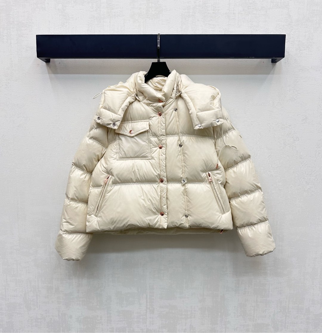 NO:546637,The new product with dust bag Moncle*2025 is on the shelves of the detachable hooded down jacket. Customized YB imported nylon material. Its craftsmanship is restored. Upgraded material. Improve the function of anti-cold in autumn and winter. The inner white goose down filling is filled with white goose down. The whole piece is light and warm. The rectangular embossed with a detachable hooded stand collar. Two-wear design is added to the styling. The outer side of the arm is decorated with iconic logo patches to highlight the brand tone. The development of surface auxiliary materials. Hooded bread down jacket tailoring. The combination of warmth and fashionable. Filling standard: national standard 90 velvet. Filling: white goose down. High version 3 colors 1-4., down jacket, hats, alexander wang.19860909配防尘袋Moncle*2025新品上架可拆卸连帽羽绒服定制YB进口尼龙材质 其工艺还原 升级材质 提升秋冬御寒功能 内里白鹅绒填充 整件轻盈保暖 长方格压纹配合可拆卸连帽立领两穿设计 增添造型层次感 手臂外侧点缀标志性徽标贴布装饰 彰显品牌调性 面辅料开发 连帽面包羽绒服剪裁 集保暖与时髦一体 充绒标准:国标90绒 充绒物:白鹅绒  高版本3色1-4,,down jacket,hats,alexander wang,Women's clothing