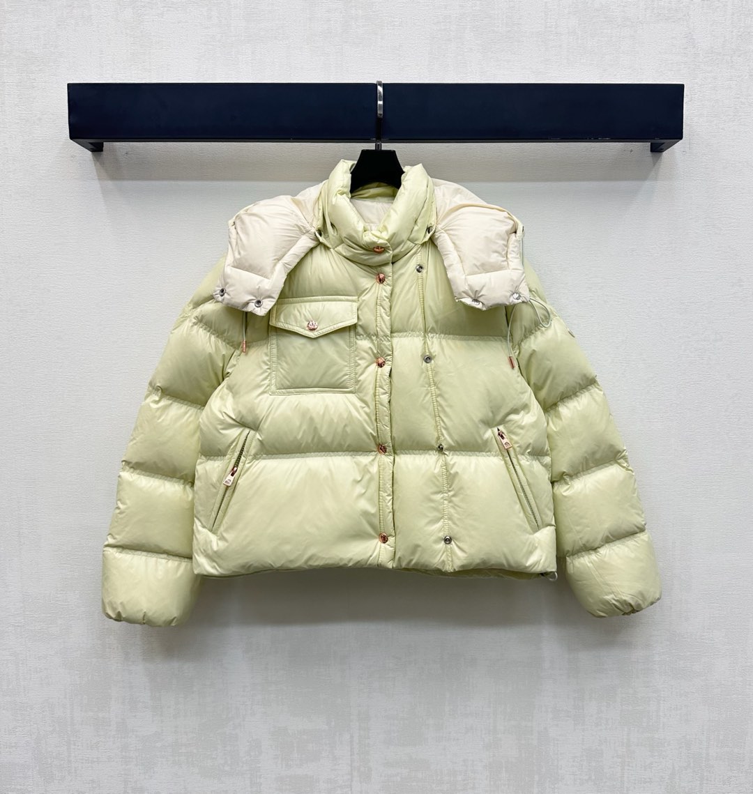 NO:546624,The new product with dust bag Moncle*2025 is on the shelves of the detachable hooded down jacket. Customized YB imported nylon material. Its craftsmanship is restored. Upgraded material. Improve the function of anti-cold in autumn and winter. The inner white goose down filling is filled with white goose down. The whole piece is light and warm. The rectangular embossed with a detachable hooded stand collar. Two-wear design is added to the styling. The outer side of the arm is decorated with iconic logo patches to highlight the brand tone. The development of surface auxiliary materials. Hooded bread down jacket tailoring. The combination of warmth and fashionable. Filling standard: national standard 90 velvet. Filling: white goose down. High version 3 colors 1-4., down jacket, hats, alexander wang.19860909配防尘袋Moncle*2025新品上架可拆卸连帽羽绒服定制YB进口尼龙材质 其工艺还原 升级材质 提升秋冬御寒功能 内里白鹅绒填充 整件轻盈保暖 长方格压纹配合可拆卸连帽立领两穿设计 增添造型层次感 手臂外侧点缀标志性徽标贴布装饰 彰显品牌调性 面辅料开发 连帽面包羽绒服剪裁 集保暖与时髦一体 充绒标准:国标90绒 充绒物:白鹅绒  高版本3色1-4,,down jacket,hats,alexander wang,Women's clothing