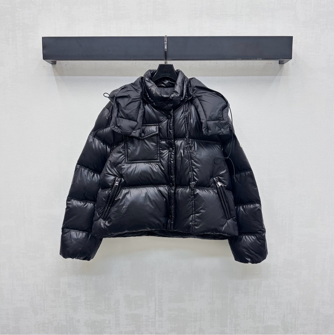 NO:546650,The new product with dust bag Moncle*2025 is on the shelves of the detachable hooded down jacket. Customized YB imported nylon material. Its craftsmanship is restored. Upgraded material. Improve the function of anti-cold in autumn and winter. The inner white goose down filling is filled with white goose down. The whole piece is light and warm. The rectangular embossed with a detachable hooded stand collar. Two-wear design is added to the styling. The outer side of the arm is decorated with iconic logo patches to highlight the brand tone. The development of surface auxiliary materials. Hooded bread down jacket tailoring. The combination of warmth and fashionable. Filling standard: national standard 90 velvet. Filling: white goose down. High version 3 colors 1-4., down jacket, hats, alexander wang.19860909配防尘袋Moncle*2025新品上架可拆卸连帽羽绒服定制YB进口尼龙材质 其工艺还原 升级材质 提升秋冬御寒功能 内里白鹅绒填充 整件轻盈保暖 长方格压纹配合可拆卸连帽立领两穿设计 增添造型层次感 手臂外侧点缀标志性徽标贴布装饰 彰显品牌调性 面辅料开发 连帽面包羽绒服剪裁 集保暖与时髦一体 充绒标准:国标90绒 充绒物:白鹅绒  高版本3色1-4,,down jacket,hats,alexander wang,Women's clothing