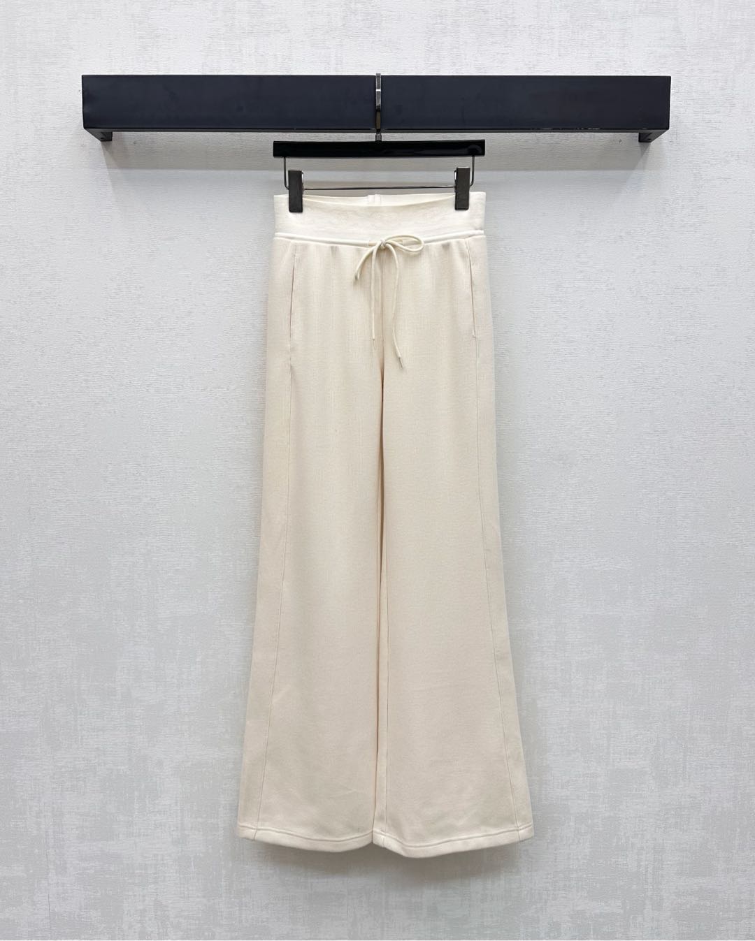 NO:545771,Chane*2025 new product launches with straight trousers with straight trousers customized YB imported cotton material, soft and comfortable, decorate with laser letter logo on the waist, echoing the back hip pocket, highlighting the brand tone, creating a casual and relaxed style, drawstring adjustment and straight trousers leg design, add to the layering of the styling, surface auxiliary material development, high-waist drawstring trousers style cut, inclusively modify the leg shape, and wear a full high street fashionable style, a pair of versatile trousers, vacation dates, high-end version 2 colors 36 38 40,,chanel,alexander wang19860909Chane*2025新品上架织带直筒长裤定制YB进口人棉材质 柔软舒适 沿用激光字母徽标装饰在腰身处呼应后臀口袋 彰显品牌调性 打造出休闲松弛风格 抽绳调节搭配直筒裤腿设计 增添造型层次感 面辅料开发 高腰抽绳长裤版型剪裁 包容修饰腿型的同时穿出满满的高街时髦风格 一条四季百搭长裤 度假约会日常  高版本2色36 38 40,,chanel,alexander wang,Women's clothing