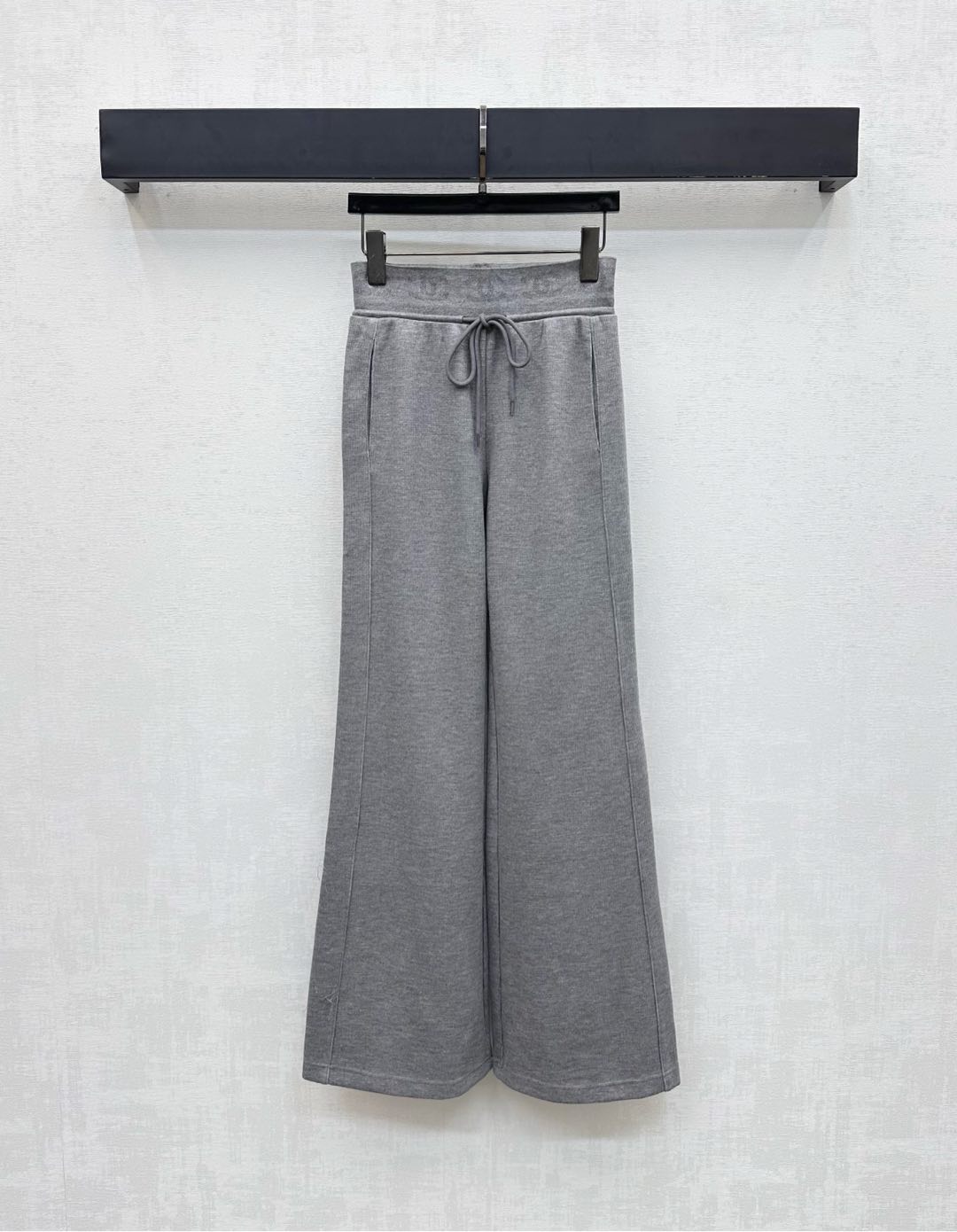 NO:545779,Chane*2025 new product launches with straight trousers with straight trousers customized YB imported cotton material, soft and comfortable, decorated with laser letter logos, echoing the back hip pocket at the waist, highlighting the brand tone, creating a casual and relaxed style, drawstring adjustment and straight trousers leg design, add to the layering of the styling, surface auxiliary material development, high-waist drawstring trousers style cut, inclusively modify the leg shape, and wear a full high street fashionable style, a pair of versatile trousers, vacation dates, high-end version 2 colors 36 38 40,,chanel,alexander wang19860909Chane*2025新品上架织带直筒长裤定制YB进口人棉材质 柔软舒适 沿用激光字母徽标装饰在腰身处呼应后臀口袋 彰显品牌调性 打造出休闲松弛风格 抽绳调节搭配直筒裤腿设计 增添造型层次感 面辅料开发 高腰抽绳长裤版型剪裁 包容修饰腿型的同时穿出满满的高街时髦风格 一条四季百搭长裤 度假约会日常  高版本2色36 38 40,,chanel,alexander wang,Women's clothing