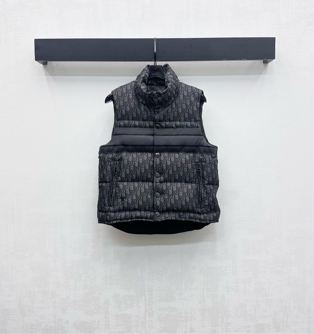 NO:545844,With dust bag Dio*2025 new product, stand-up collar jacquard down vest, customized YB imported nylon material, white duck down filling, the whole piece is light and warm, classic rectangular texture with open buckle adjustment design, add layering, letters and webbing decoration of the whole body, the letters and logo webbing decoration of the letters behind the whole body, highlight the brand tone, surface auxiliary material development, stand-up collar slim vest tailoring, warm and not bloated, stronger outfit, integrating warm and fashionable, getting rid of traditional down bloated, first choice for layering in autumn and winter, down filling standard: national standard 90 velvet, white duck down, high version 2 colors,,dior, down jacket, alexander wang19860909配防尘袋Dio*2025新品上架立领提花羽绒马甲定制YB进口尼龙材质 内里白鸭绒填充 整件轻盈保暖 经典长方格纹理搭配开襟按扣调节设计 增添造型层次感 通体经典提花字母背后字母徽标织带装饰 彰显品牌调性 面辅料开发 立领修身马甲剪裁 暖和不显臃肿 穿搭性更强 集保暖与时髦一体 摆脱传统的羽绒臃肿 秋冬叠穿首选 充绒标准:国标90绒 充绒物:白鸭绒   高版本2色,,dior,down jacket,alexander wang,Women's clothing