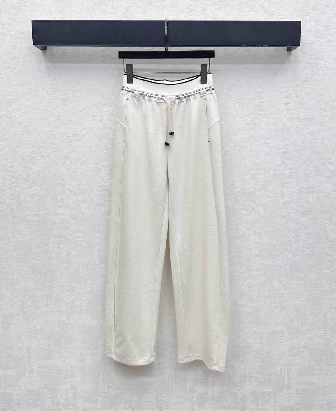 NO:545821,Alexanderwan*2025 new product launches drawstring straight trousers customized YB imported cotton material comfortable and stylish waist elastic webbing adjustment design to add layered shapes and decoration with iconic letter logos to highlight the brand tone Facial accessories development High-waist drawstring straight trousers tailoring Daily commuting outfits slack and fashionable High-version 2 colors, Alexander wang19860909Alexanderwan*2025新品上架抽绳直筒长裤定制YB进口人棉材质 舒适有型 腰间弹力织带调节设计 增添造型层次感 配合标志性字母徽标装饰 彰显品牌调性 面辅料开发 高腰抽绳直筒长裤剪裁 日常通勤穿搭松弛洋气 高版本2色,,alexander wang,Women's clothing