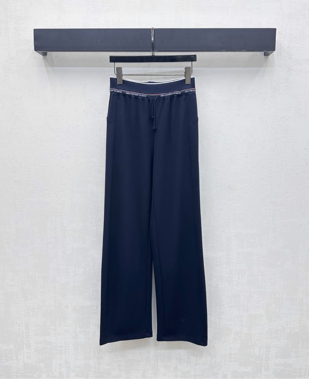 NO:545836,Alexanderwan*2025 new product launches drawstring straight trousers customized YB imported cotton material comfortable and stylish waist elastic webbing adjustment design to add layered shapes and decoration with iconic letter logos to highlight the brand tone Facial accessories development High-waist drawstring straight trousers tailoring Daily commuting outfits slack and fashionable High-version 2 colors, Alexander wang19860909Alexanderwan*2025新品上架抽绳直筒长裤定制YB进口人棉材质 舒适有型 腰间弹力织带调节设计 增添造型层次感 配合标志性字母徽标装饰 彰显品牌调性 面辅料开发 高腰抽绳直筒长裤剪裁 日常通勤穿搭松弛洋气 高版本2色,,alexander wang,Women's clothing