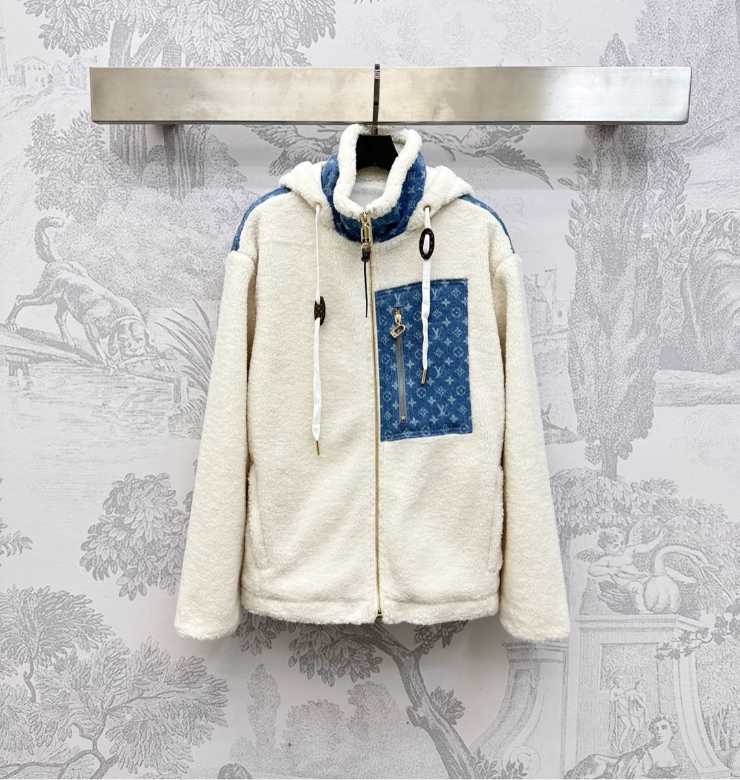 NO:545877,Louis Vuitto*2025 new product is on the shelves. Customized hooded lamb velvet jacket YB imported Teddy lamb velvet jacquard denim material with sufficient hair, obvious granules throughout the body, thick and warm, the iconic four-leaf clover letters, denim jacquard square mark splicing design on the chest, highlighting the brand tone, open zipper and drawstring adjustment, add to the styling layering, surface auxiliary material development, hooded zipper jacket cut, regular loose style, fashionable and inclusive, autumn and winter outfits, high-end,,louis vuitton, jackets & coats,hats,alexander wang19860909Louis Vuitto*2025新品上架. 连帽羊羔绒外套定制YB进口泰迪羊羔绒提花牛仔材质 毛量充足 通体颗粒明显羊羔绒厚实保暖 胸前点缀标志性四叶草字母牛仔提花方标拼接设计 彰显品牌调性 开襟拉链配合抽绳调节处理 增添造型层次感 面辅料开发 连帽拉链外套剪裁 常规宽松版型时尚包容 秋冬穿搭时髦高级 高版本,,louis vuitton,jackets & coats,hats,alexander wang,Women's clothing