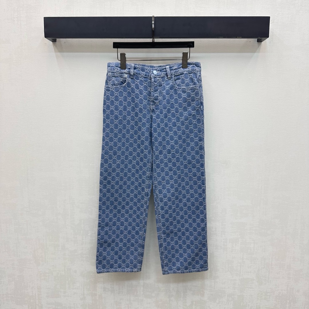 NO:548969,Gucc*2025 new product is available for the shelves of jacquard denim trousers customized YB imported twill cotton denim jacquard material Enzyme washing presents retro tannin denim blue three-dimensional tailoring slim fitting displays beautiful legs full of diamond double G jacquard logo elements show brand tone full of old money sense Developed facial accessories High-waist buckle trousers tailoring casually high-end fashion High-version, gucci, alexander wang19860909Gucc*2025新品上架提花牛仔长裤定制YB进口斜纹棉牛仔提花材质 酵素水洗 呈现复古单宁牛仔蓝 立体剪裁修身版型 展示优美腿形 满铺菱格双G提花徽标元素 彰显品牌调性 老钱感十足 面辅料开发 高腰系扣长裤剪裁 随意搭配穿搭高级时髦  高版本,,gucci,alexander wang,Women's clothing