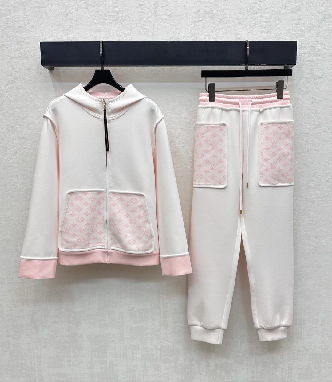 NO:547423,Louis Vuitto*2025 new product is on the shelves. Hooded jacquard jacket trousers set custom-made YB imported cotton-elastic blend material. Compound process, gloss, thickness, large body, plain color, jacquard, four-leaf clover letter logo elements in the interface bag, highlighting the brand tone, open-clad old-fashioned zipper leather buckle drawstring adjustment design, add layering of the shape, surface auxiliary material development, hooded jacket with the same series of straight-tied trousers, pocket details echo up and down, complete set simple and advanced, high-end version 3 colors,,louis vuitton, jackets & coats,hats,alexander wang19860909Louis Vuitto*2025新品上架. 连帽提花外套长裤套装定制YB进口棉纶混纺材质. 复合工艺处理 光泽厚度舒适 大身素色拼接口袋处提花四叶草字母徽标元素 彰显品牌调性 开襟老花拉链皮扣抽绳调节设计 增添造型层次感 面辅料开发 连帽外套搭配同系列直筒束脚长裤 口袋细节上下呼应 成套穿搭简约高级  高版本3色,,louis vuitton,jackets & coats,hats,alexander wang,Women's clothing