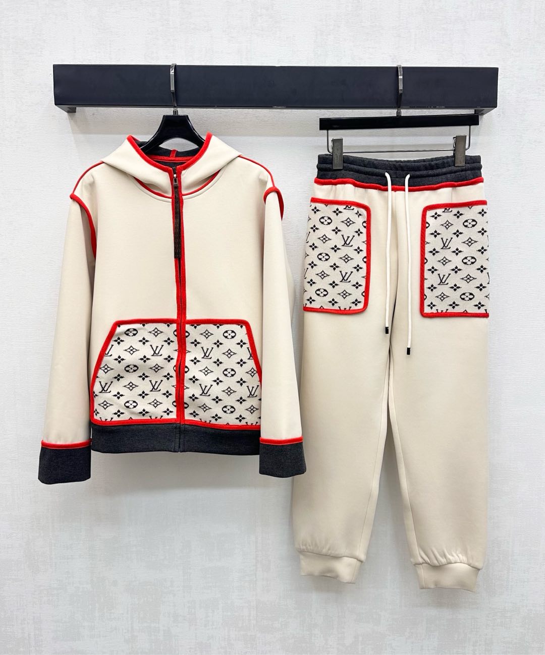 NO:547413,Louis Vuitto*2025 new product is on the shelves. Hooded jacquard jacket trousers set custom YB imported cotton-elastic blend material. Compound process, gloss, thickness, large body, plain color, jacquard, four-leaf clover letter logo elements in the interface bag, highlighting the brand tone, open-clad old-fashioned zipper leather buckle drawstring adjustment design, add layering of the shape, surface auxiliary material development, hooded jacket with the same series of straight-tied trousers, pocket details echo up and down, complete set simple and advanced, high-end version 3 colors,,louis vuitton, jackets & coats,hats,alexander wang19860909Louis Vuitto*2025新品上架. 连帽提花外套长裤套装定制YB进口棉纶混纺材质. 复合工艺处理 光泽厚度舒适 大身素色拼接口袋处提花四叶草字母徽标元素 彰显品牌调性 开襟老花拉链皮扣抽绳调节设计 增添造型层次感 面辅料开发 连帽外套搭配同系列直筒束脚长裤 口袋细节上下呼应 成套穿搭简约高级  高版本3色,,louis vuitton,jackets & coats,hats,alexander wang,Women's clothing