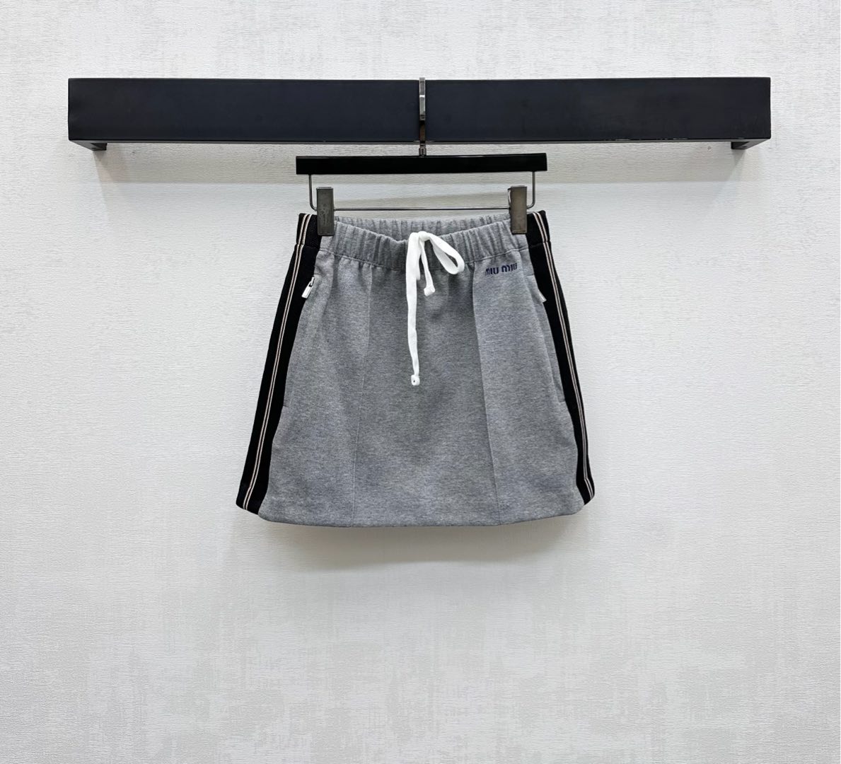 NO:548315,Miumi*'s newest product is on the shelves of drawstring hibernating skirt custom YB imported cotton imported material Comfortable and breathable, grey elastic thread inclusive treatment, fit more to show the figure, waist and strap embroidered with iconic embroidered letter logo decoration, highlighting the brand tone Skirt side striped webbing splicing design Add styling layering, surface auxiliary material development High-waist A-line skirt tailoring Modify the legs to make it look slim and relaxed, casual matching makes it more brand charm, fashionable and trendy, high-version, miumiu, skirts, alexander wang19860909Miumi*新品上架抽绳织带半裙定制YB进口棉进口材质 舒适透气有型 通体灰色系弹力螺纹包容处理 贴合更显身材 腰跨点缀标志性刺绣字母徽标装饰 彰显品牌调性 裙侧条纹织带拼接设计 增添造型层次感 面辅料开发 高腰A字半裙剪裁 修饰腿形显瘦松弛 随意搭配更具品牌魅力 时髦潮流 高版本,,miumiu,skirts,alexander wang,Women's clothing