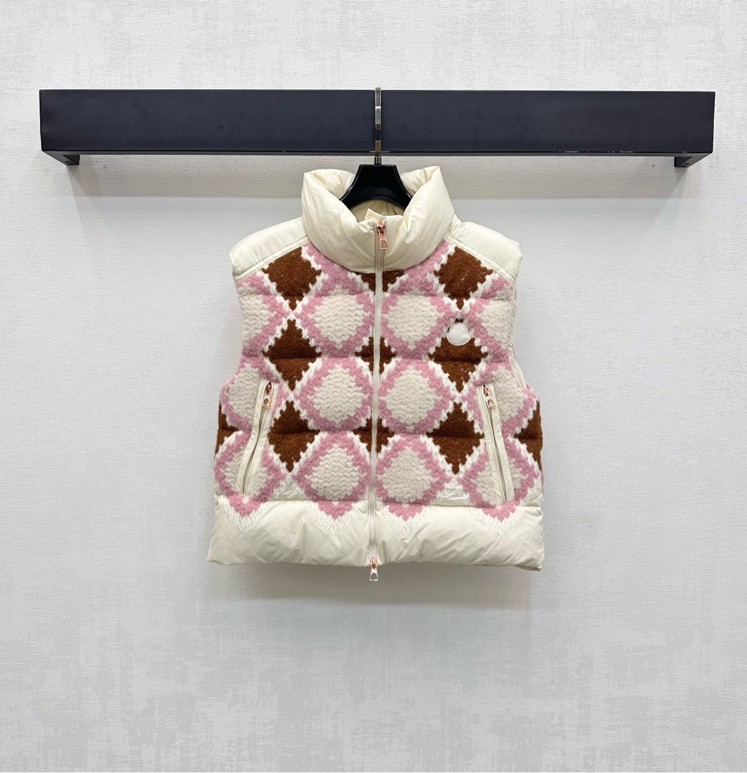 NO:547443,With dust bag Moncle*2025 new product on the shelves of diamond embroidery spliced ​​down vest custom YB imported knitted plush embroidered nylon material with white goose velvet filling inside. Overall light and warm. The splicing design of red pink diamond embroidery elements highlights the brand tone. Nylon rectangular embroidery material collision to add a sense of styling. The development of surface auxiliary materials stand-alone zipper vest tailoring. Fashionable and fashionable. The first choice for layering in autumn and winter. Filling: white goose velvet filling amount: National standard 90. High-version 0-2,, down jacket, alexander wang19860909配防尘袋Moncle*2025新品上架菱格绣花拼接羽绒马甲定制YB进口针织毛绒绣花尼龙材质内里白鹅绒填充 整体轻盈保暖 沿用红粉菱格绣花元素拼接设计 彰显品牌调性 尼龙长方形压纹材质碰撞 增添造型层次感 面辅料开发 立领拉链马甲剪裁 穿搭时尚洋气 秋冬叠穿首选 充绒物:白鹅绒 充绒量:国标90  高版本0-2,,down jacket,alexander wang,Women's clothing