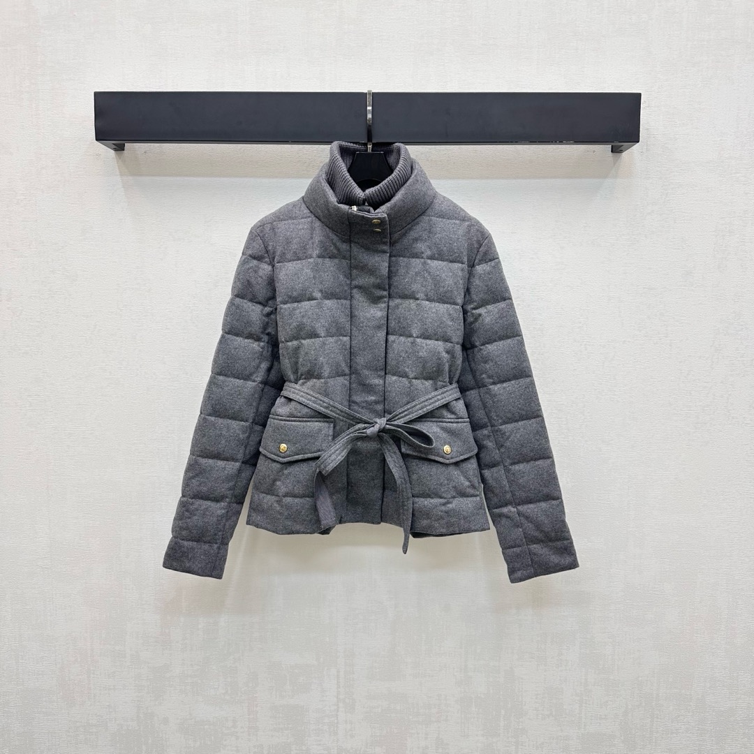 NO:548309,The new product with dust bag Moncle* is on the shelves of knitted collar belt down jacket customized YB imported wool material, white goose velvet filling inside, light and warm, knitted stand-alone collar splicing design, combined with the large body, classic rectangular bar embossing treatment, add layering of the shape, this cloth waist belt adjusts outlines the waistline, exquisite details can successfully get rid of the dullness, sleeves embellish the iconic badge decoration, highlight the brand tone, surface auxiliary material development, stand-alone lapel jacket jacket tailoring, integrating warmth and fashionable, velvet filling standard: national standard 90 velvet filling: white goose velvet high version,, jackets & coats, jackets & coats, down jacket, alexander wang19860909配防尘袋Moncle*新品上架针织领腰带羽绒服定制YB进口羊毛材质 内里白鹅绒填充 整件轻盈保暖 沿用针织立领拼接设计 配合大身经典长方条形压纹处理 增添造型层次感 本布腰带调节勾勒腰线 精致细节就能成功摆脱沉闷 袖侧点缀标志性徽章装饰 彰显品牌调性 面辅料开发 立领翻领夹克外套剪裁 集保暖与时髦一体 充绒标准:国标90绒 充绒物:白鹅绒 高版本,,jackets & coats,jackets & coats,down jacket,alexander wang,Women's clothing