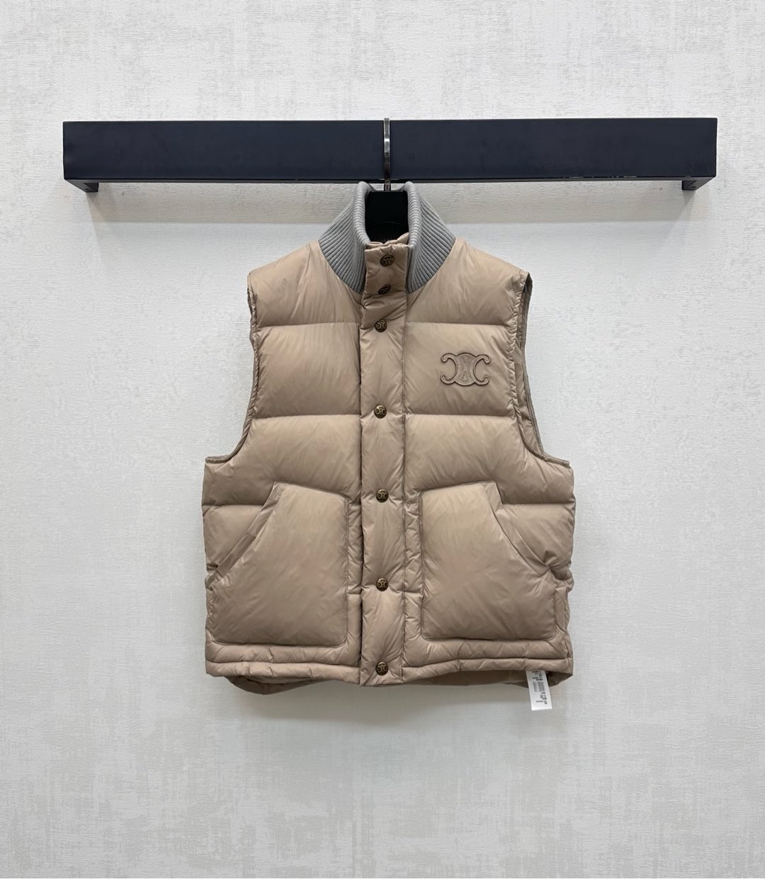 NO:548318,Celin*'s new product stand-alone collar contrasting cotton vest custom YB imported nylon material, inner down cotton filling, the whole piece is light and warm, rectangular embossed with threaded knitted stand-alone collar splicing contrasting color design, add layering, chest embellishment, iconic Arc decorative logo decoration, highlight brand tone, surface auxiliary material development, placket vest tailoring, integration of warmth and fashion, get rid of traditional bloated feeling, first choice for layering in autumn and winter, high version 2 colors,,celine, down jacket, alexander wang19860909Celin*新品上架立领撞色棉服马甲定制YB进口尼龙材质 内里羽绒棉填充 整件轻盈保暖 沿用长方格压纹配合螺纹针织立领拼接撞色设计 增添造型层次感 胸前点缀标志性凯旋门徽标装饰 彰显品牌调性 面辅料开发 襟扣马甲剪裁 集保暖与时髦一体 摆脱传统臃肿感 秋冬叠穿首选  高版本2色,,celine,down jacket,alexander wang,Women's clothing