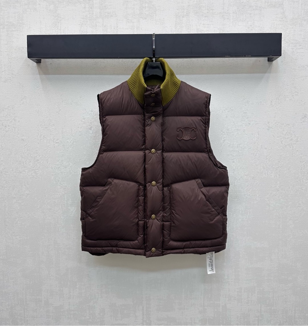 NO:548328,Celin*'s new product stand-alone collar contrasting cotton vest custom YB imported nylon material, inner down cotton filling, the whole piece is light and warm, rectangular embossed with threaded knitted stand-alone collar splicing contrasting color design, add layering, chest embellishment, iconic Arc decorative logo decoration, highlight brand tone, surface auxiliary material development, placket vest tailoring, integration of warmth and fashion, get rid of traditional bloated feeling, first choice for layering in autumn and winter, high version 2 colors,,celine, down jacket, alexander wang19860909Celin*新品上架立领撞色棉服马甲定制YB进口尼龙材质 内里羽绒棉填充 整件轻盈保暖 沿用长方格压纹配合螺纹针织立领拼接撞色设计 增添造型层次感 胸前点缀标志性凯旋门徽标装饰 彰显品牌调性 面辅料开发 襟扣马甲剪裁 集保暖与时髦一体 摆脱传统臃肿感 秋冬叠穿首选  高版本2色,,celine,down jacket,alexander wang,Women's clothing