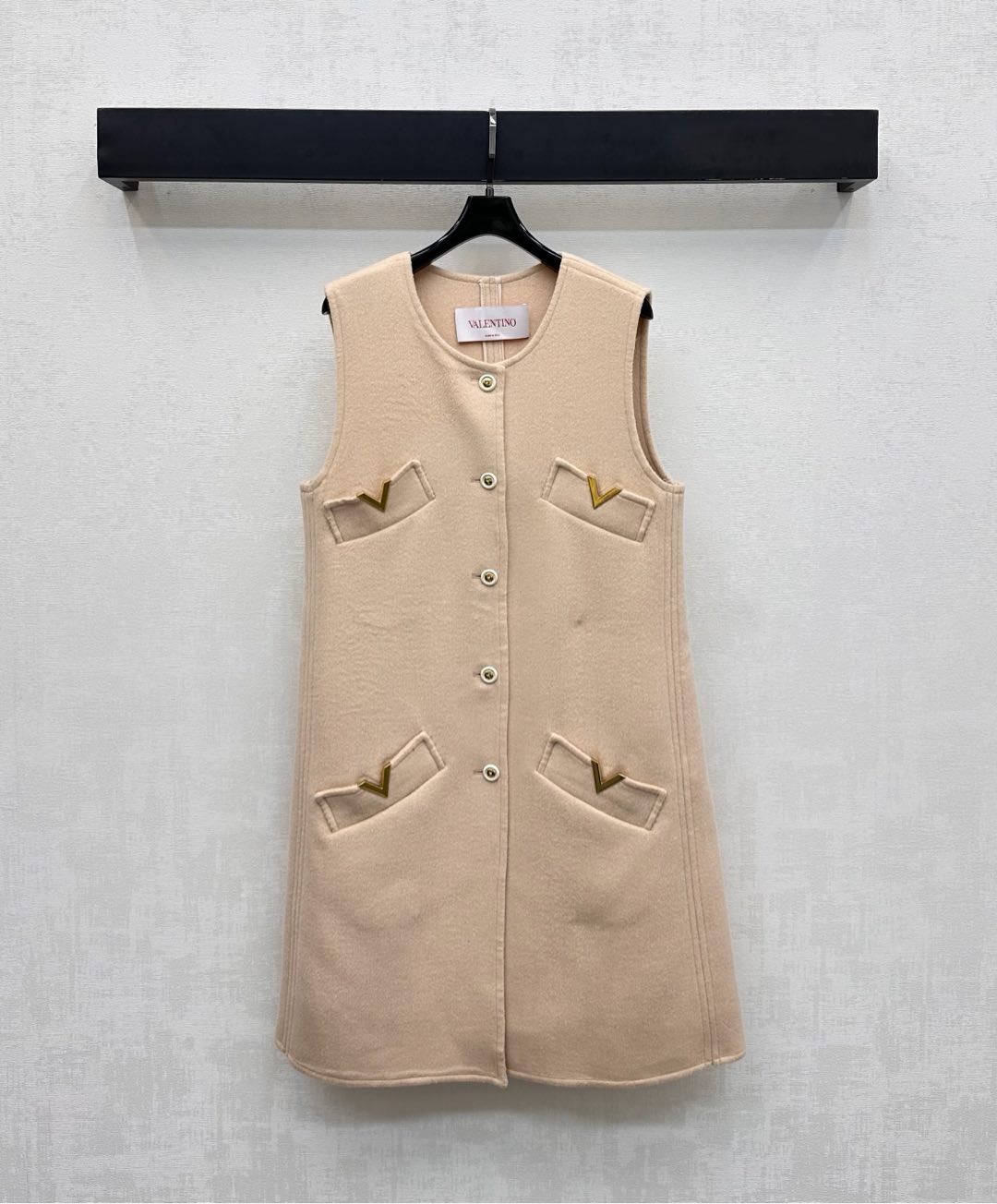 NO:548306,Valentin*'s new product is on the shelves of wool vest skirts, custom YB imported wool double-sided wool material, excellent texture and conditioning, decorated with open-clad button adjustment design, adding layered look, embellishing the iconic metal V-mark multi-pocket decoration, highlighting the brand's tone, surface auxiliary material development, round neck vest skirt tailoring, enduring simple style, commuting and date outfits with high-end slack, high-end version, valentino, skirts, alexander wang19860909Valentin*新品上架羊毛呢背心裙定制YB进口羊毛双面呢材质 质感品相绝佳 饰以开襟纽扣调节设计 增添造型层次感 点缀标志性金属V标多口袋装饰 彰显品牌调性 面辅料开发 圆领背心裙剪裁 经久不衰的简约版型 通勤约会穿搭高级松弛  高版本,,valentino,skirts,alexander wang,Women's clothing