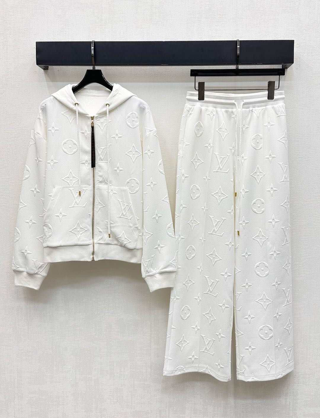 NO:548949,Louis Vuitto*2025 new products are on the shelves. The embossed hooded jacket and trousers suit is made of custom YB imported embossed cotton material. It is comfortable and skin-friendly. The leather label button on the chest is designed to adjust the zipper placket to add a sense of layering to the look. The iconic four-leaf clover letter logo element is decorated with three-dimensional embossing all over the body to highlight the brand's tone. The development of surface accessories. The hooded drawstring jacket is paired with straight trousers of the same series. The details are unified and coordinated. The loose silhouette makes the complete set simple and advanced.  High version 2 colors,,louis vuitton,jackets & coats,hats,alexander wang19860909Louis Vuitto*2025新品上架压花连帽外套长裤套装定制YB进口压花棉沦材质 舒适亲肤 胸前皮标扣拉链开襟调节设计 增添造型层次感 通体满铺立体压花标志性四叶草字母徽标元素装饰 彰显品牌调性 面辅料开发 连帽抽绳外套搭配同系列直筒长裤 细节统一协调 版型宽松廓形 成套穿搭简约高级 高版本2色,,louis vuitton,jackets & coats,hats,alexander wang,Women's clothing