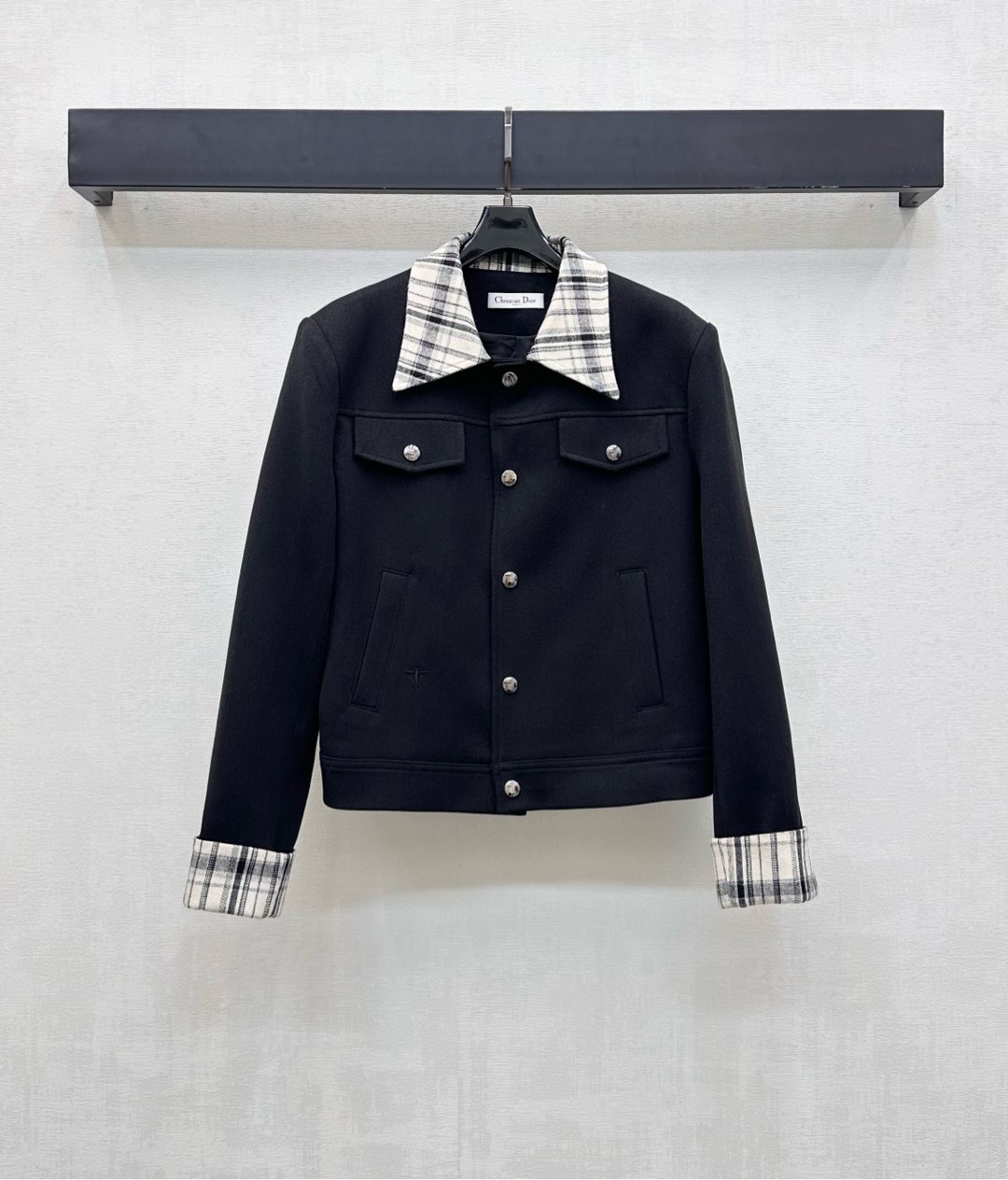 NO:548959,Dio*2025 new products are on the shelves. The plaid splicing jacket is made of YB imported blended wool material. It is crisp and stylish. The contrasting color design of the plaid splicing lapel collar is used to add layering to the look. The placket adjustment with printed letters and snap buttons highlights the brand tone. The development of fabric accessories. Lapel jacket tailoring. Fashionable and advanced autumn and winter wear. High version, dior, jackets & coats, jackets & coats, alexander wang19860909Dio*2025新品上架格纹拼接夹克外套定制YB进口混纺羊毛材质 挺括有型 沿用格纹拼接翻领袖口撞色设计 增添造型层次感 印刻字母按扣开襟调节处理 彰显品牌调性 面辅料开发 翻领夹克外套剪裁 秋冬穿搭时髦高级   高版本,,dior,jackets & coats,jackets & coats,alexander wang,Women's clothing