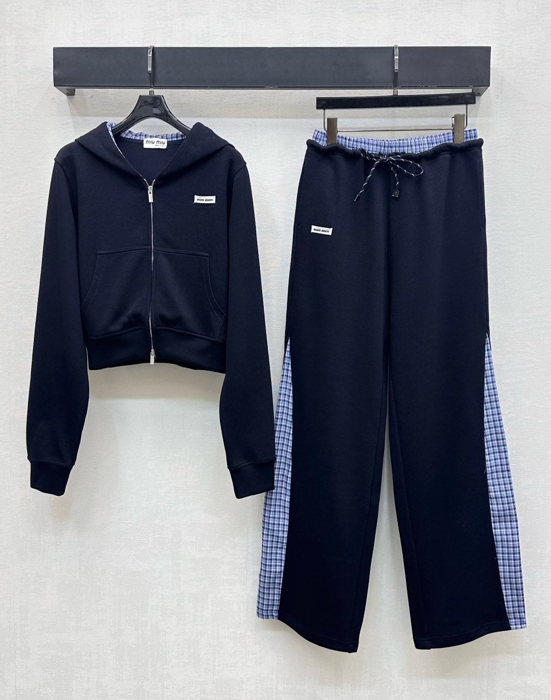 NO:548941,Miumi*2025 new product hooded jacket trouser set customized YB imported twill cotton material comfortable and sleek, decorated with plaid lining and trouser legs side waist and head splicing plaid design to add layering, the chest waist is embellished with iconic letter logo decoration, highlighting the brand's tone rich visual effect and more fashionable Facial accessories development Hooded zipper jacket with drawstring straight trousers in the same series Echoing style up and down to show personality and casualness Complete sets of simple and advanced dressing High-end, Miumiu, Jackets & coats, Hats, Alexander wang19860909Miumi*2025新品上架连帽外套长裤套装定制YB进口斜纹棉材质 舒适垂顺 饰以格纹内衬配合裤腿侧腰头拼接格纹设计 增添造型层次感 胸前腰跨点缀标志性字母徽标装饰 彰显品牌调性丰富视觉效果更显时髦 面辅料开发 连帽拉链外套搭配同系列抽绳直筒长裤 上下呼应风格 显个性休闲 成套穿搭简约高级 高版本,,miumiu,jackets & coats,hats,alexander wang,Women's clothing