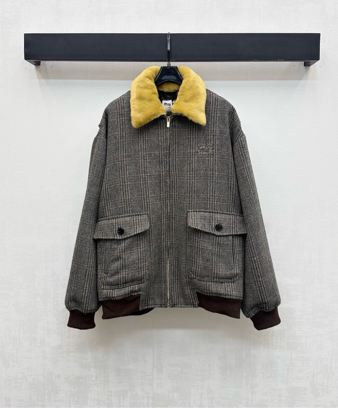 NO:548960,Miumi*2025 new product is on the shelves of the detachable wool plaid jacket customized YB imported worsted wool material. Processing presents a visual experience of grinding gray plaid. Fully covered with symmetrical flip large capacity pocket decoration to add layering to the shape, fully displaying the British literary tone. The chest is decorated with iconic letter logos to highlight the brand tone. The details of the plaid zipper can be adjusted and can be put on and off at will. The surface auxiliary materials are developed. Lapel jacket jacket tailoring. The layering of autumn and winter high-end version,,miumiu, jackets & coats, jackets & coats, alexander wang19860909Miumi*2025新品上架可拆卸毛领格纹外套定制YB进口精纺羊毛材质 工艺处理 呈现磨毛视觉体验 通体灰色系格纹满铺 配合对称翻盖大容量口袋装饰 增添造型层次感 尽显英伦文艺腔调 胸前点缀标志性字母徽标 彰显品牌调性 开襟拉链细节配合拆卸毛领可随意可调节穿脱 面辅料开发 翻领夹克外套剪裁 秋冬叠穿高级时髦  高版本,,miumiu,jackets & coats,jackets & coats,alexander wang,Women's clothing